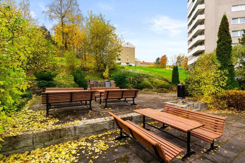 Leiligheten ligger i grønne, fine omgivelser. Galleribilde