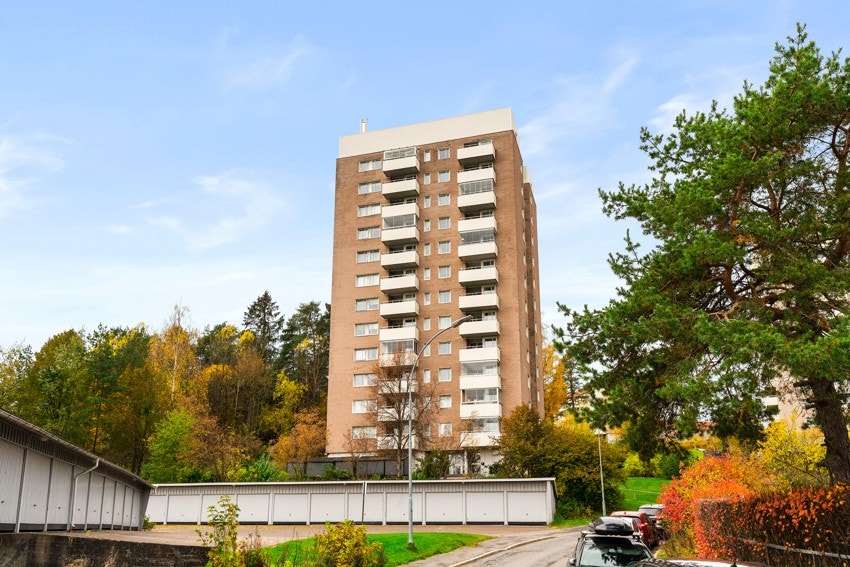 Leiligheten ligger i 5.etasje. Borettslaget består av 551 leiligheter fordelt på 17 bygninger. Galleribilde