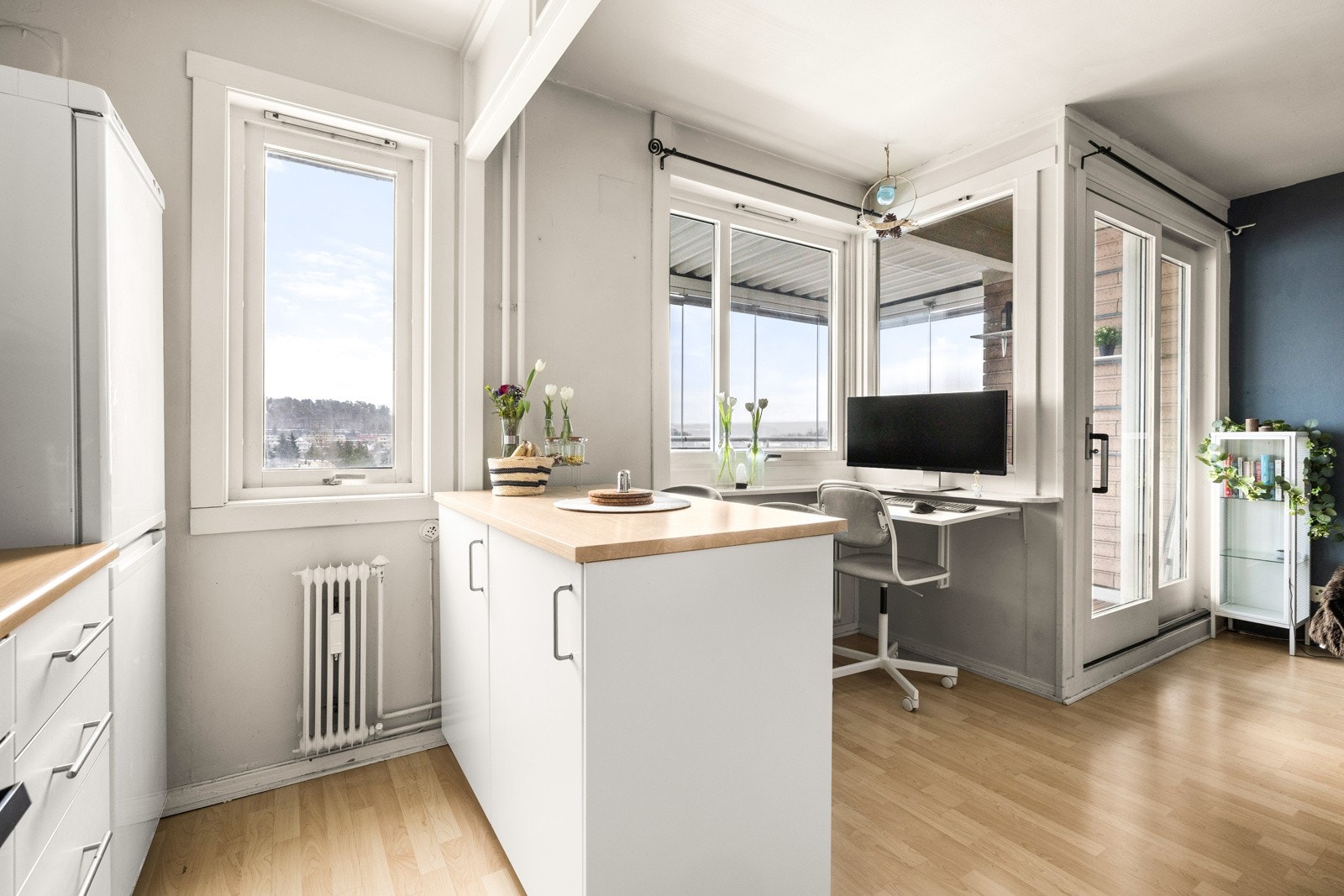 Delikat kjøkken. Opplegg for oppvaskmaskin. Integrert stekeovn og keramisk topp. Galleribilde