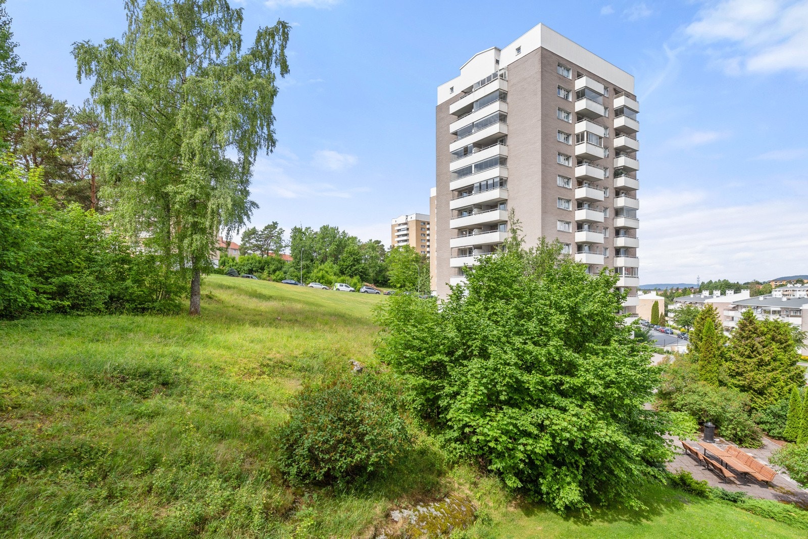 Flotte grøntarealer rett utenfor boligen. Galleribilde