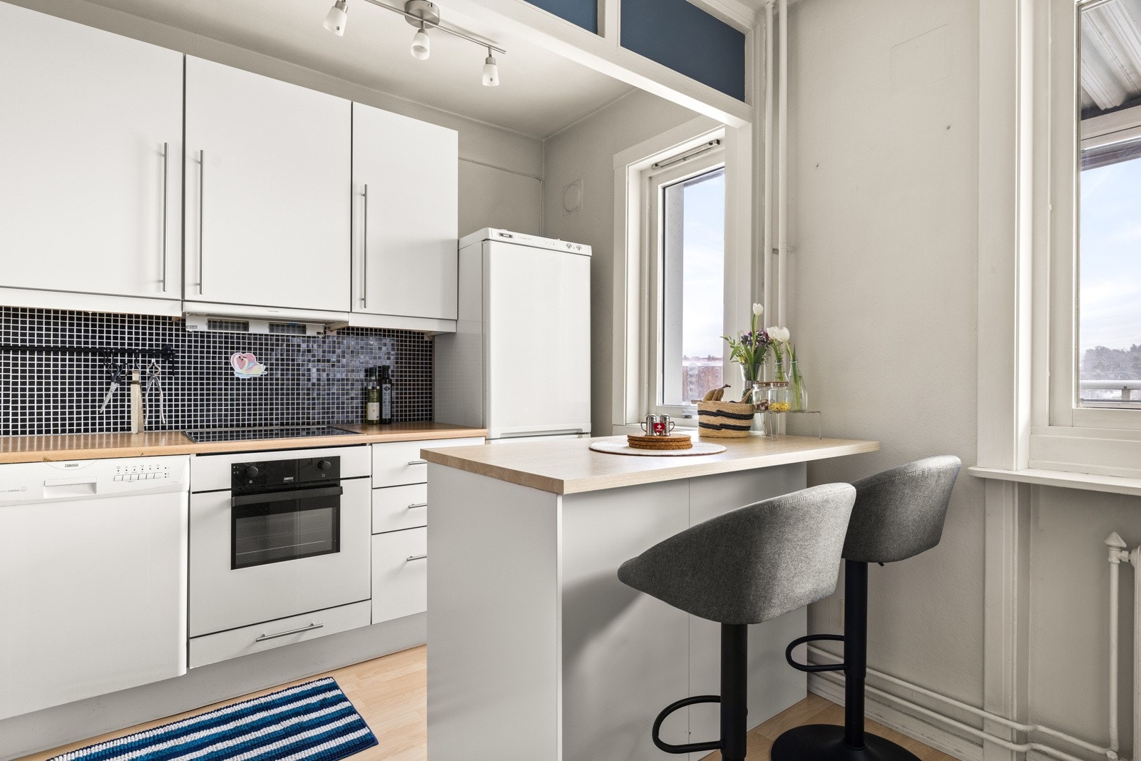 Kjøkkeninnredning med glatte hvite fronter. Ny, praktisk kjøkkenøy fra IKEA i 2024. Galleribilde