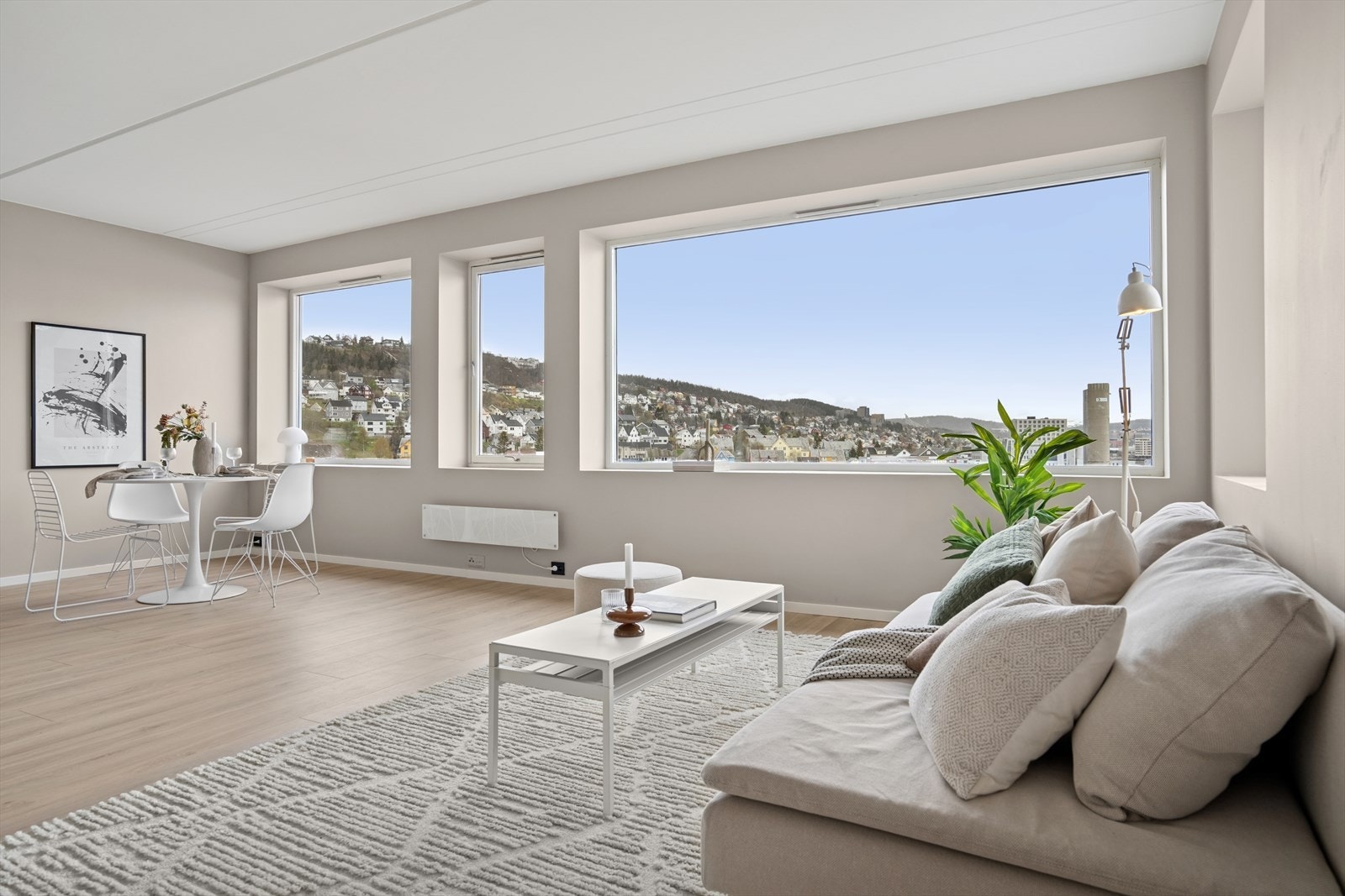 Stue og kjøkken i åpen løsning med god plass til å innrede i flere brukssoner; hyller, vitrineskap, stor sofa, godstolen, stort spisebord, kontorpult? Galleribilde