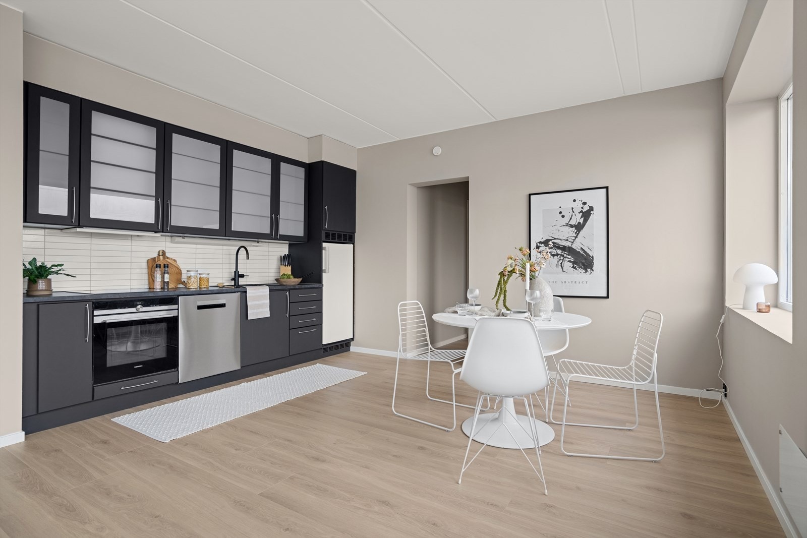 Kjøkkenet er effektivt, innredet med koketopp, steikovn, oppvaskmaskin og kjøleskap. Om ønskelig også mulig å sette opp ekstra kjøkkenøy! Galleribilde