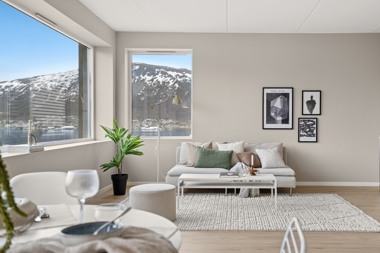 Mye naturlig lys inn for store vinduer gjør leiligheten lys og luftig. Galleribilde