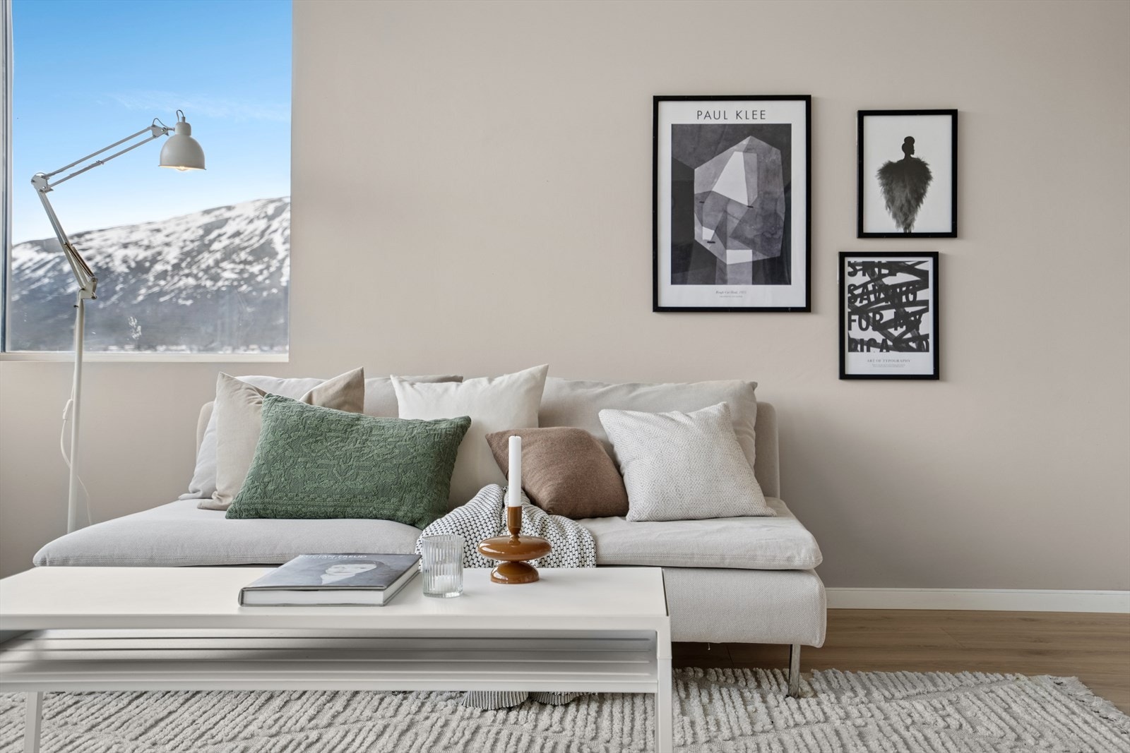 Overflater som gulv og vegger er lagt nytt og malt i lekre, moderne farger. Galleribilde