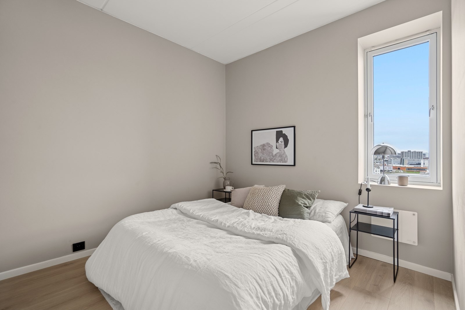 Soverom 1, nordvendt, hovedsoverom med fin størrelse. Egen Walk-in garderobe. Galleribilde