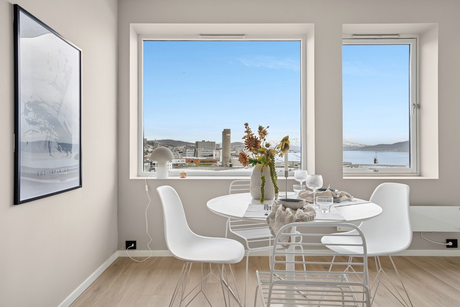 Oppholdsrommet er raust i størrelse, og ved behov/ ønske kan man sette opp ekstra rom i stuen og fortsatt ha plass til spisebord og sofa! Galleribilde