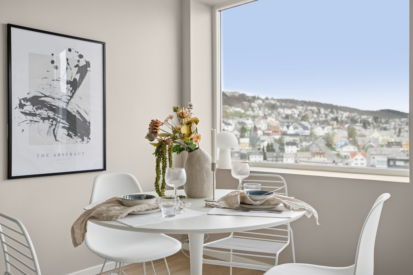 Flott å kunne spise med utsikt over Tromsøysundet og det urbane livet i byen! Galleribilde
