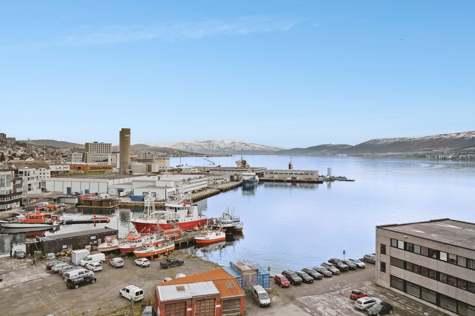 Utsikt over havet mot Tromsøysundet og Ringvassøya i nord. Området er under utvikling. Galleribilde