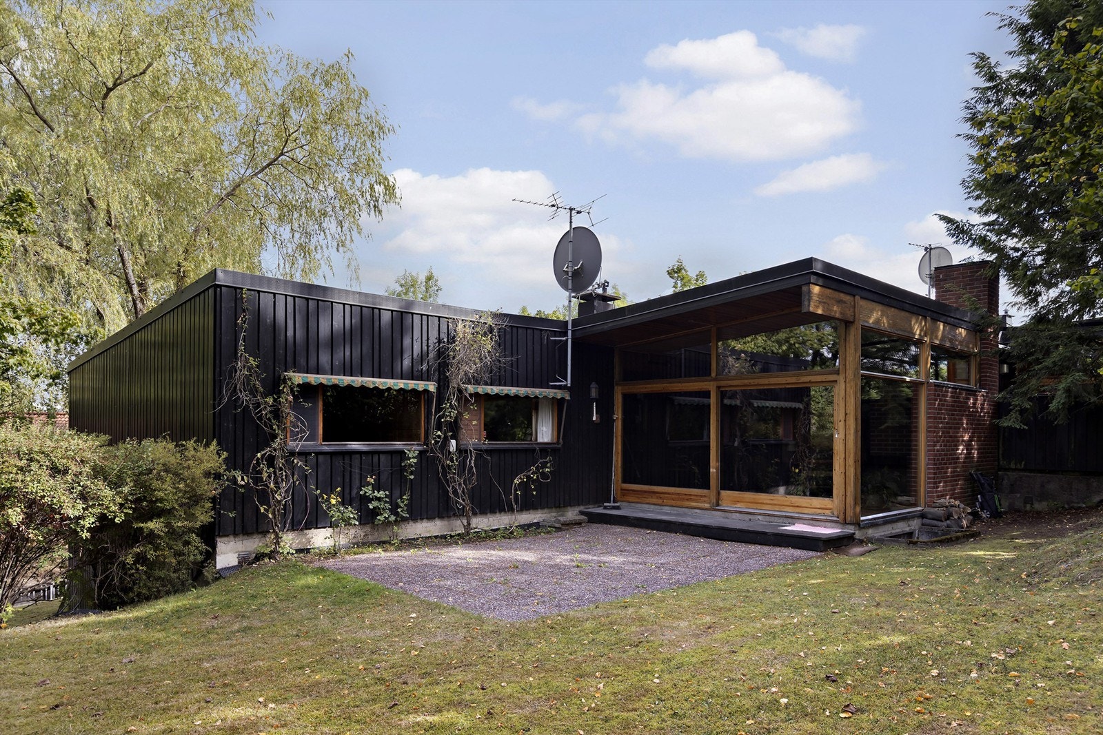 Atriumhus/Kjedet enebolig i grønne omgivelser med stor hage. Galleribilde