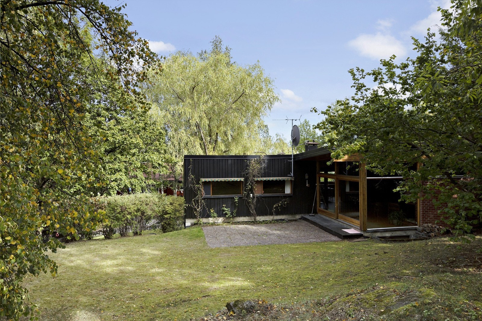 Atriumhus/kjedet enebolig i grønne omgivelser med stor og skjermet bakhage. Galleribilde