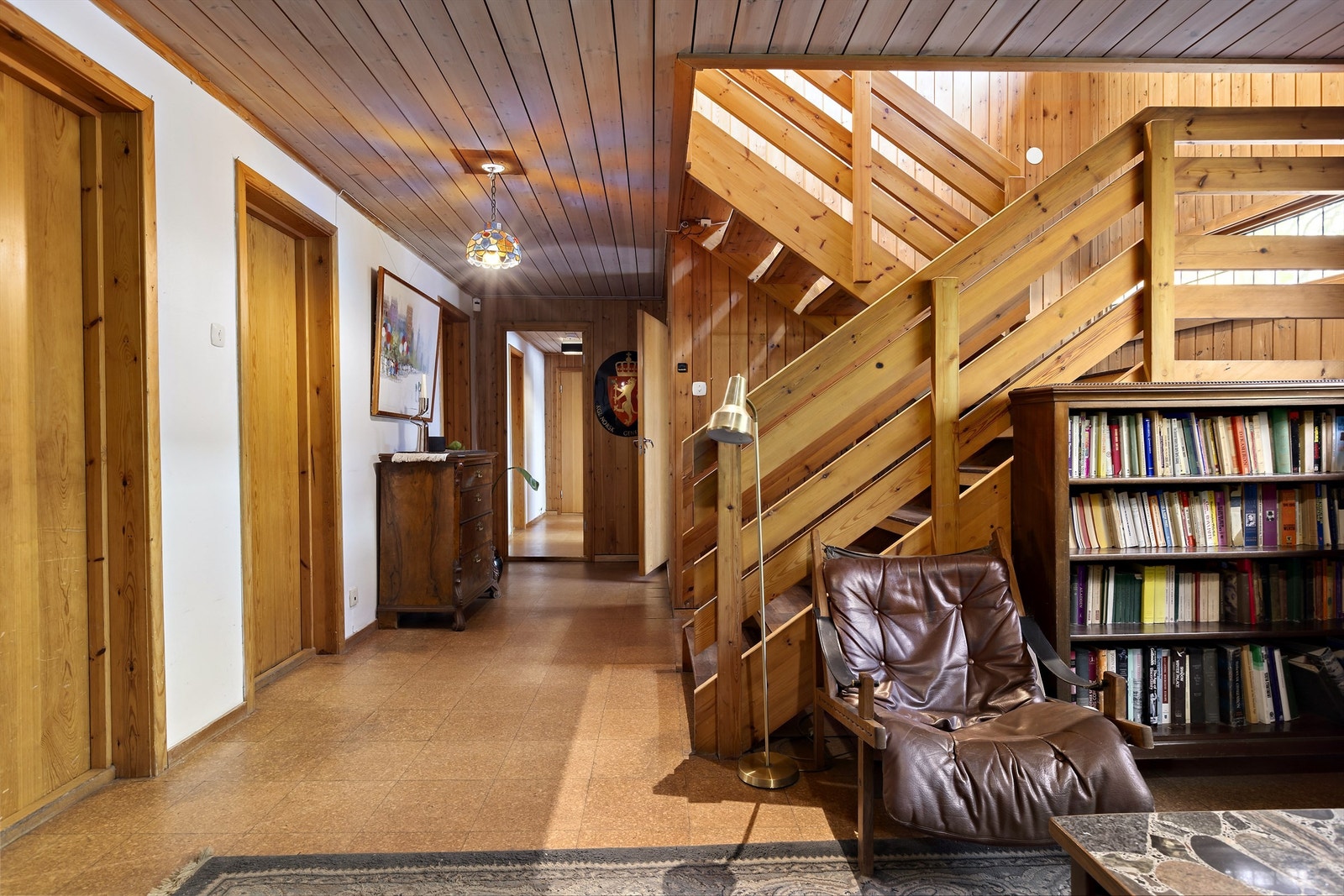 Trapperom og stue i underetasjen. Galleribilde