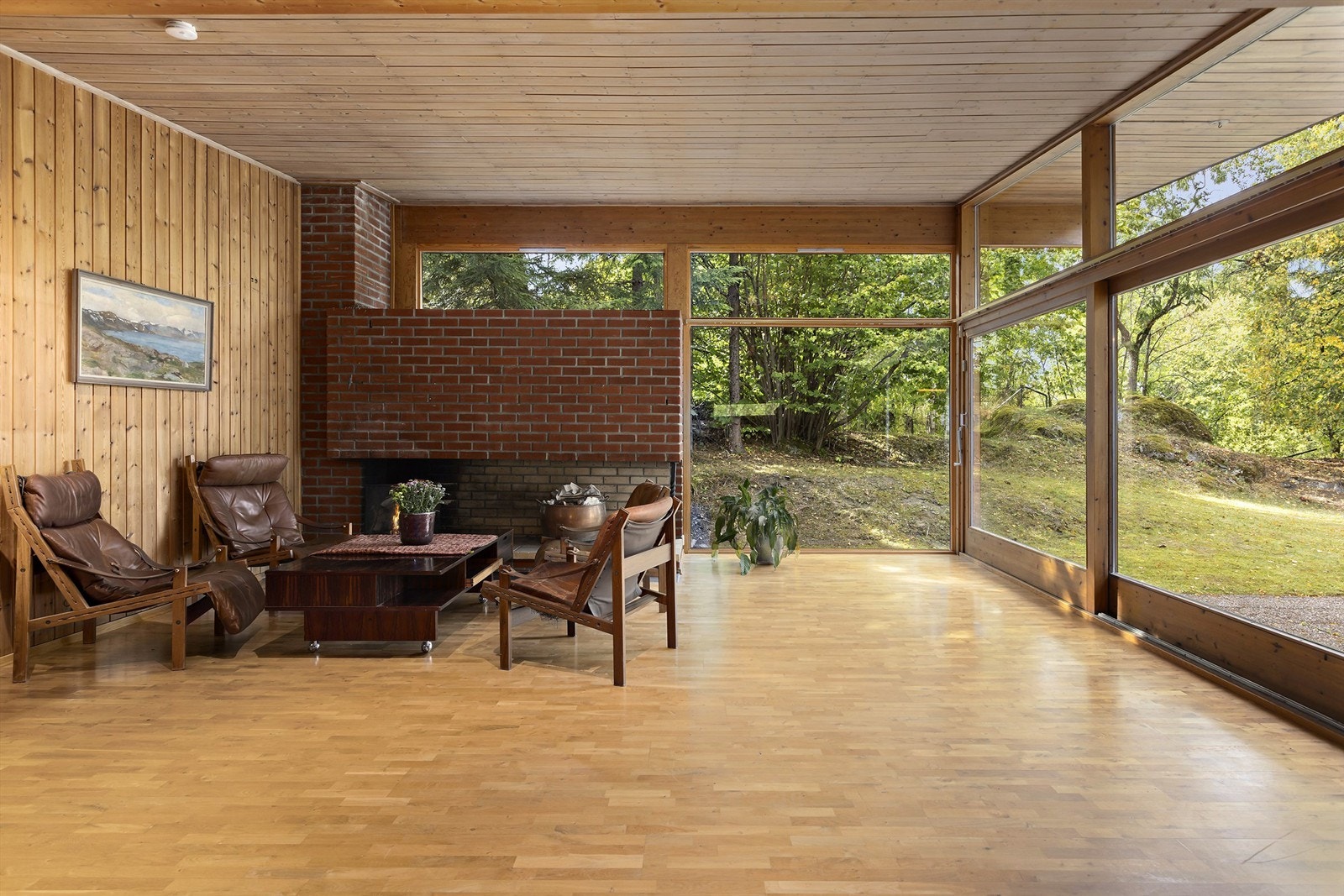 Peis i stuen. Særegne arkitektoniske kvaliteter og rene linjer. Galleribilde