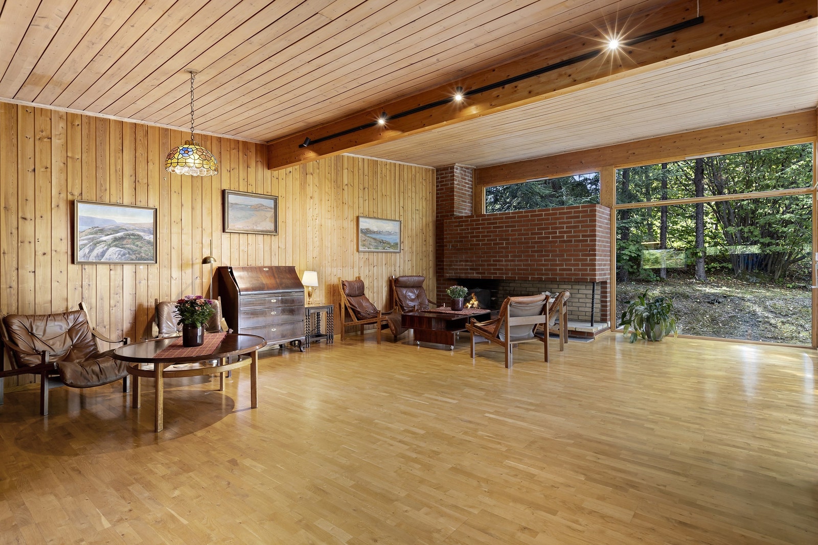 Romslig stue egnet for alt fra mottagelser til forskjellige brukssoner. Galleribilde