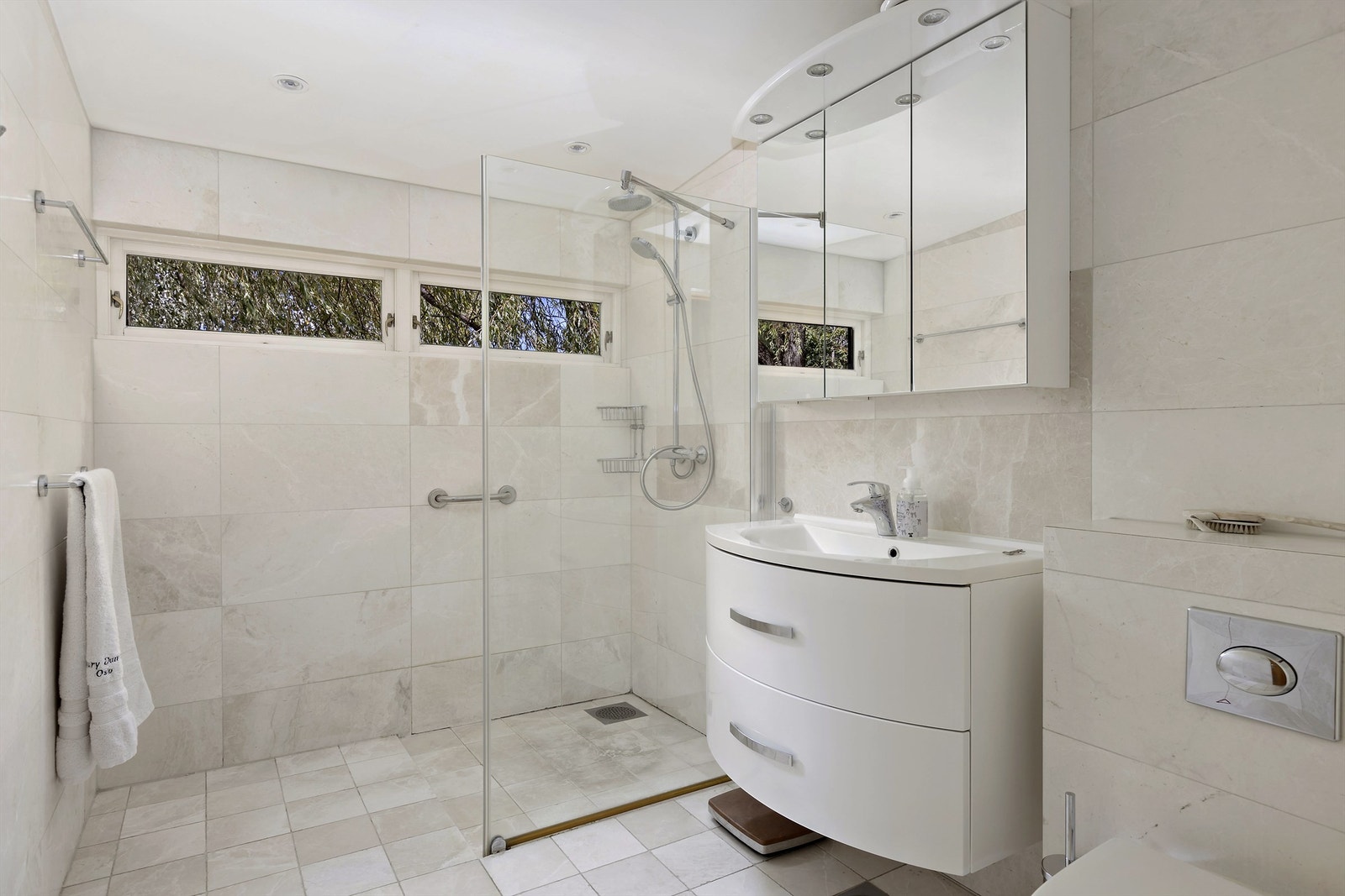 Oppgradert bad oppe med dusjnisje. Galleribilde