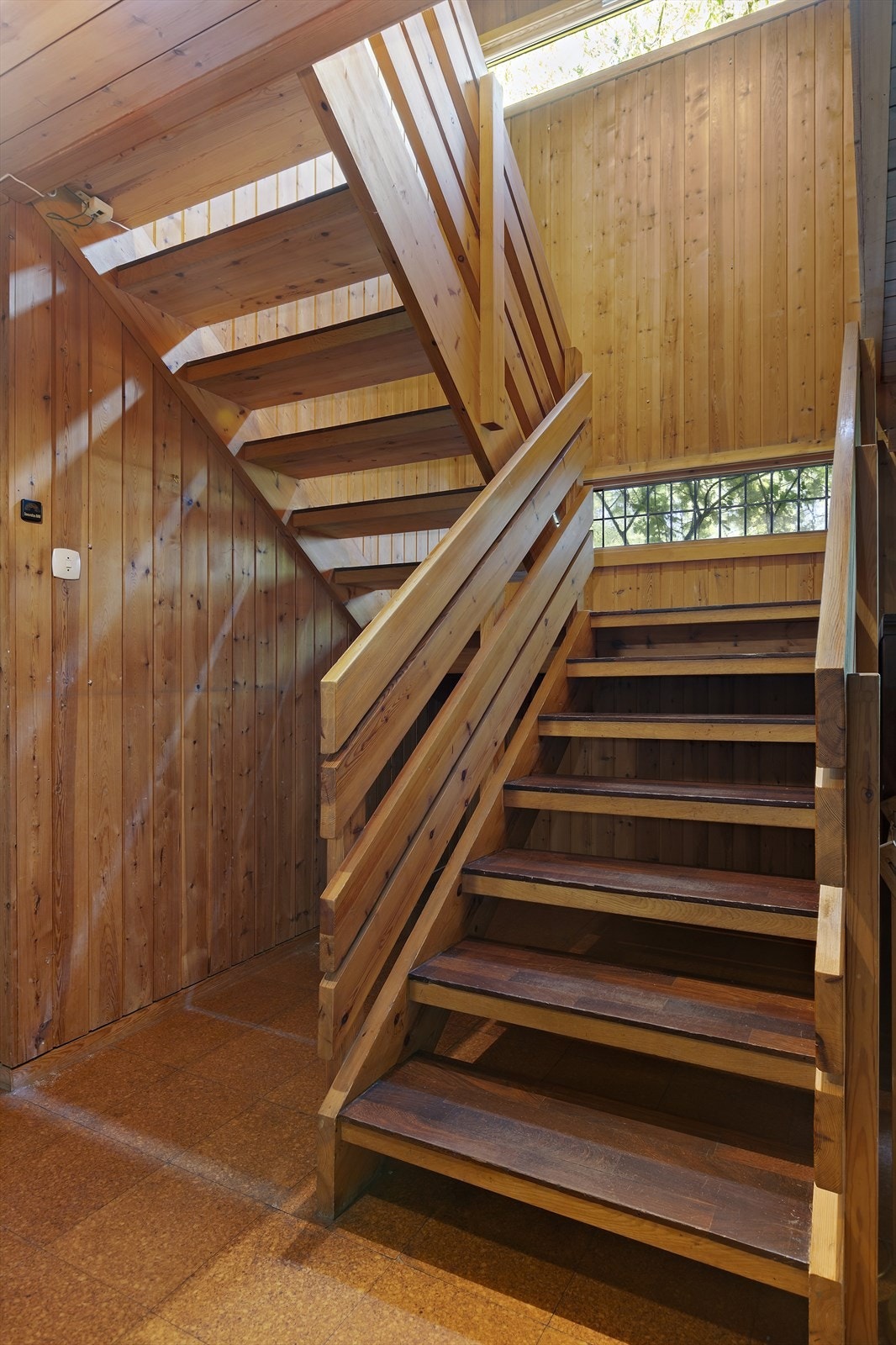 Trappen er et arkitektonisk smykke, med teaktrinn og blyvinduer. Galleribilde