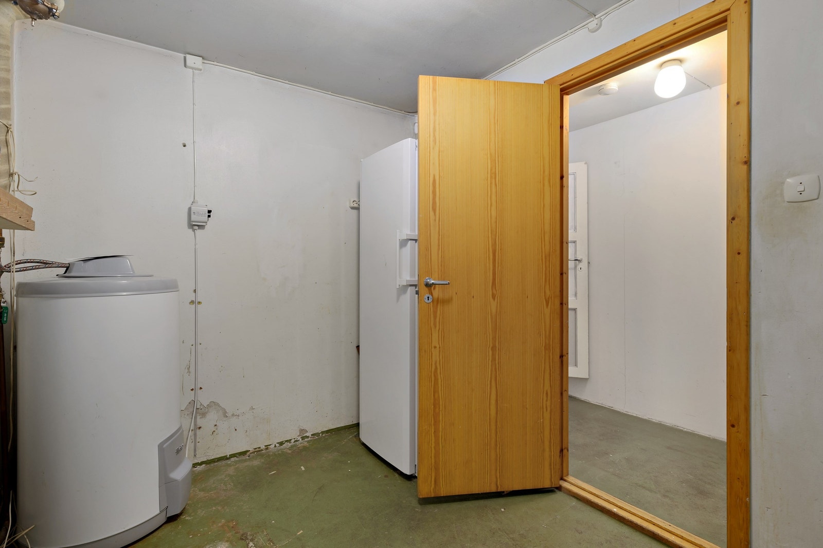 Bod med varmvannsbereder, plass til fryseskap og oppbevaring. Galleribilde