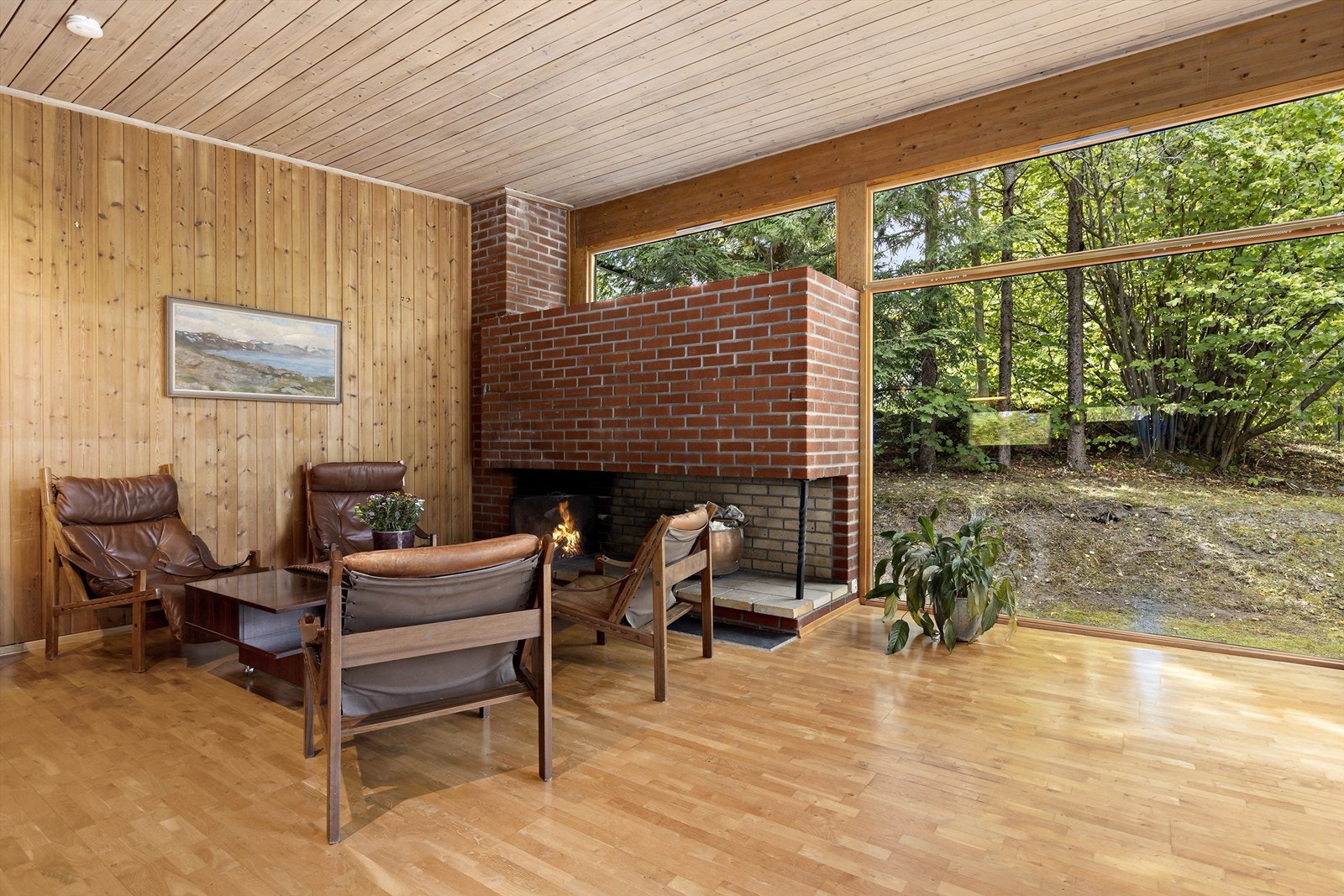 Peis i stuen og varmekabler i gulvet. Galleribilde