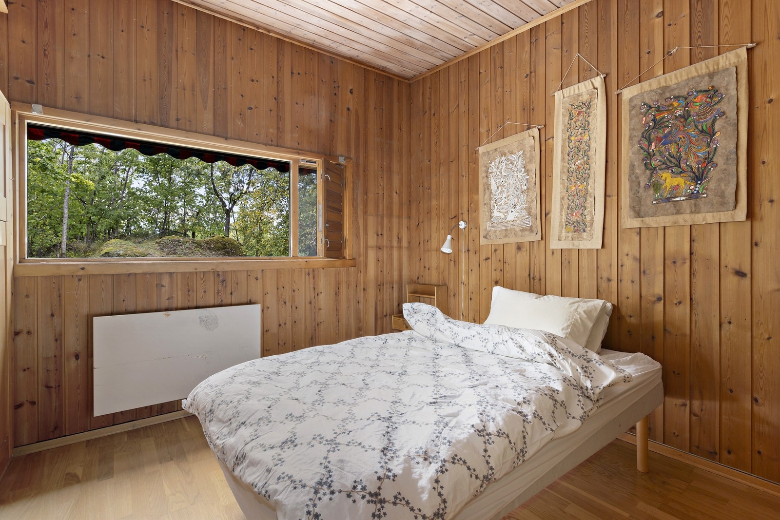 Totalt 5 soverom. Master bedroom i overetasjen, med utsikt til hagen, har mange praktiske skap. Galleribilde