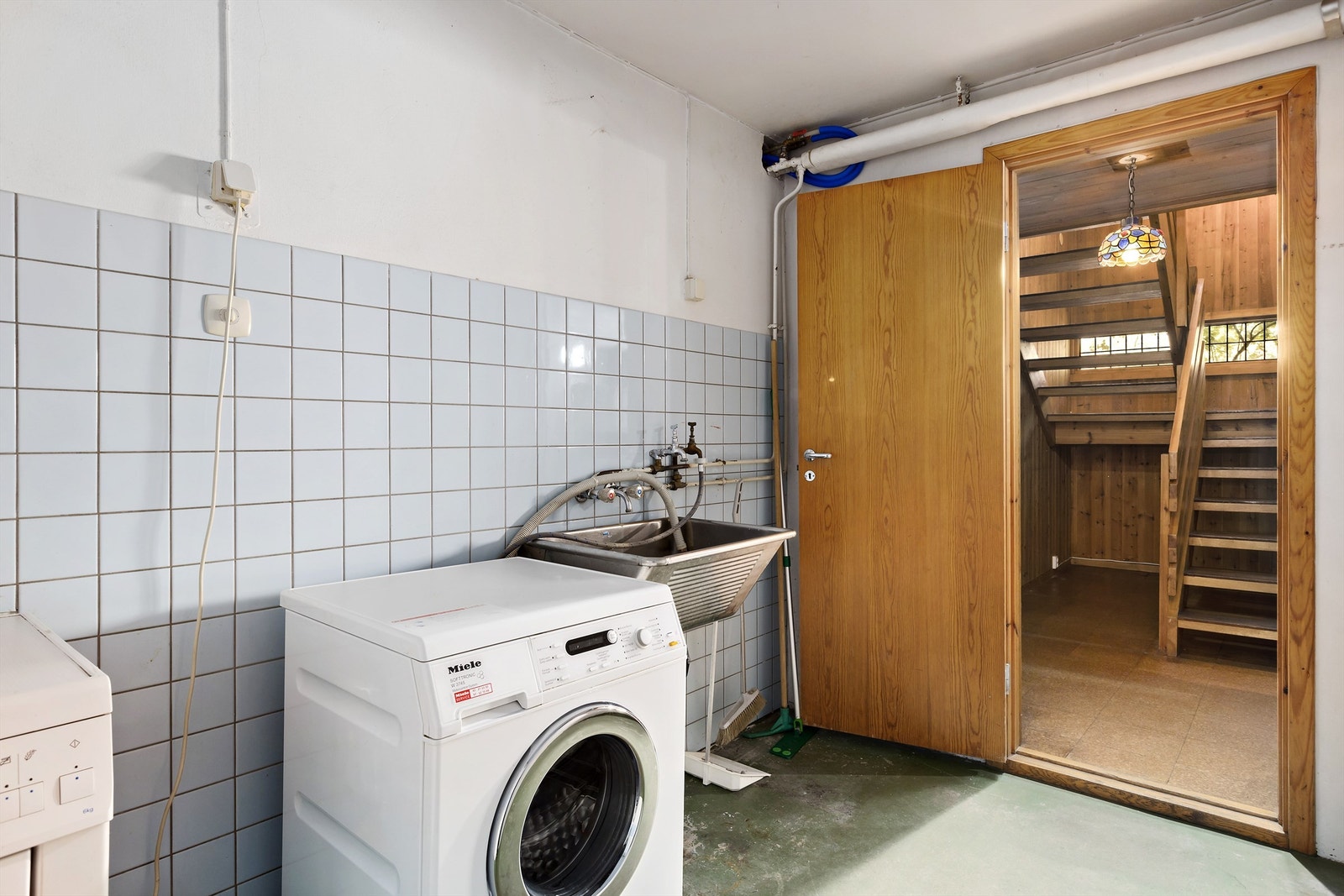 Vaskerom med plass til tørkeskap og strykestasjon. Galleribilde