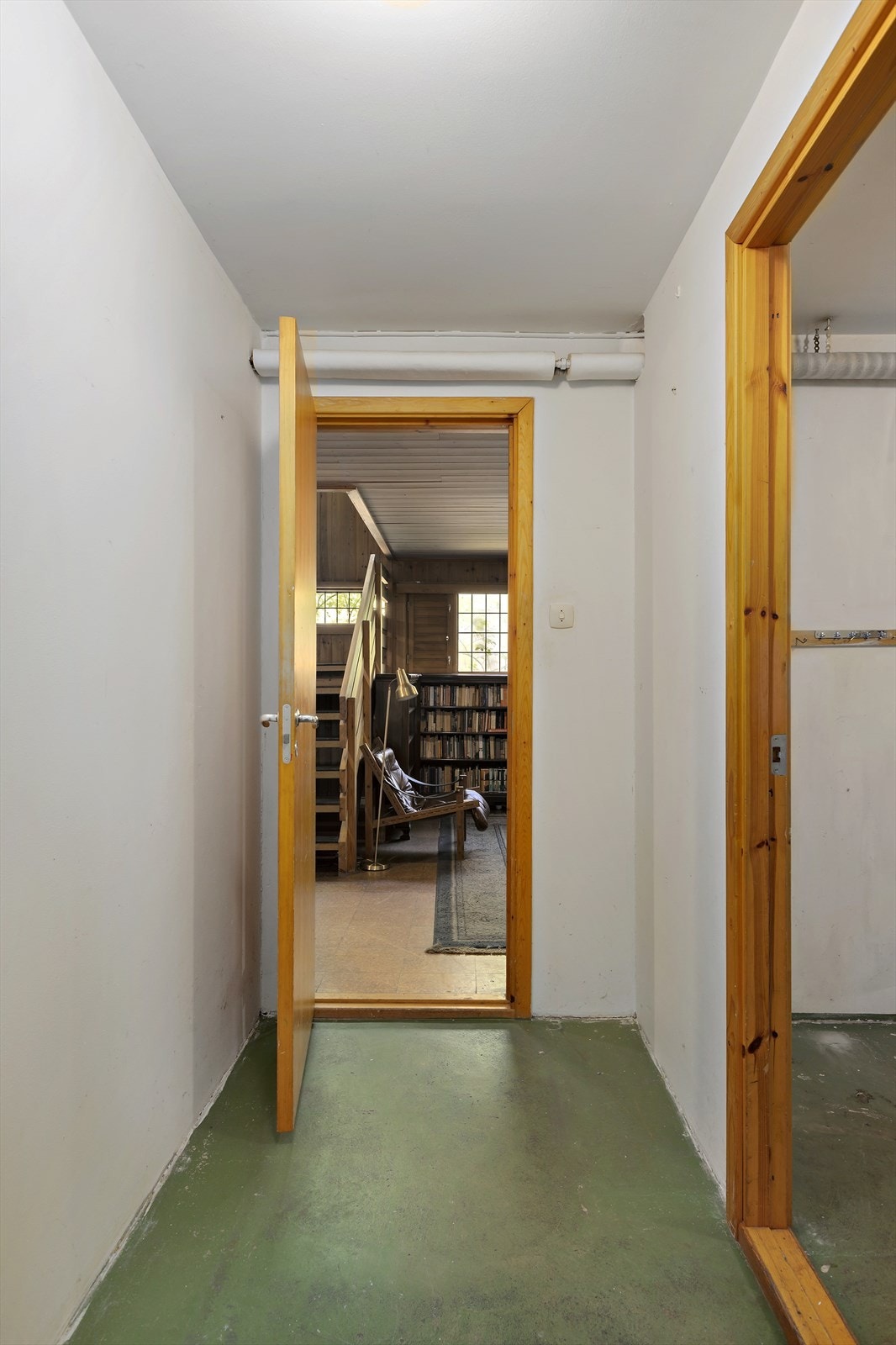 Gang fra stue i underetasjen, inn til bod og kjellerstue. Galleribilde