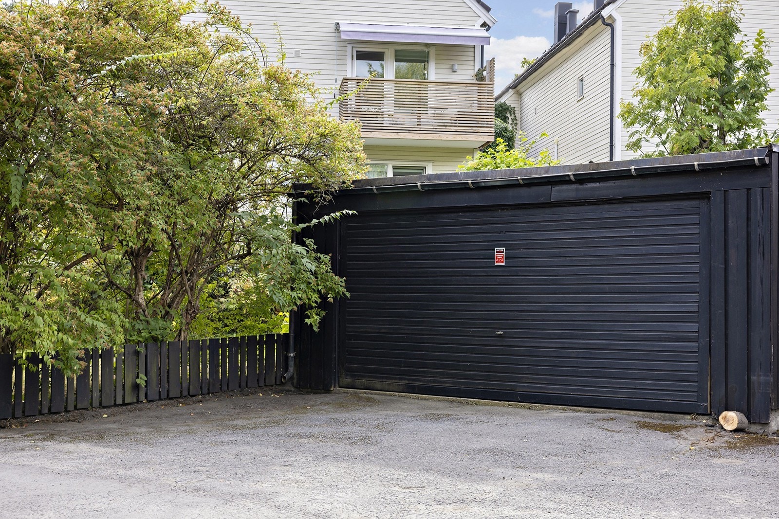 Romslig garasje med automatisk portåpner. Galleribilde