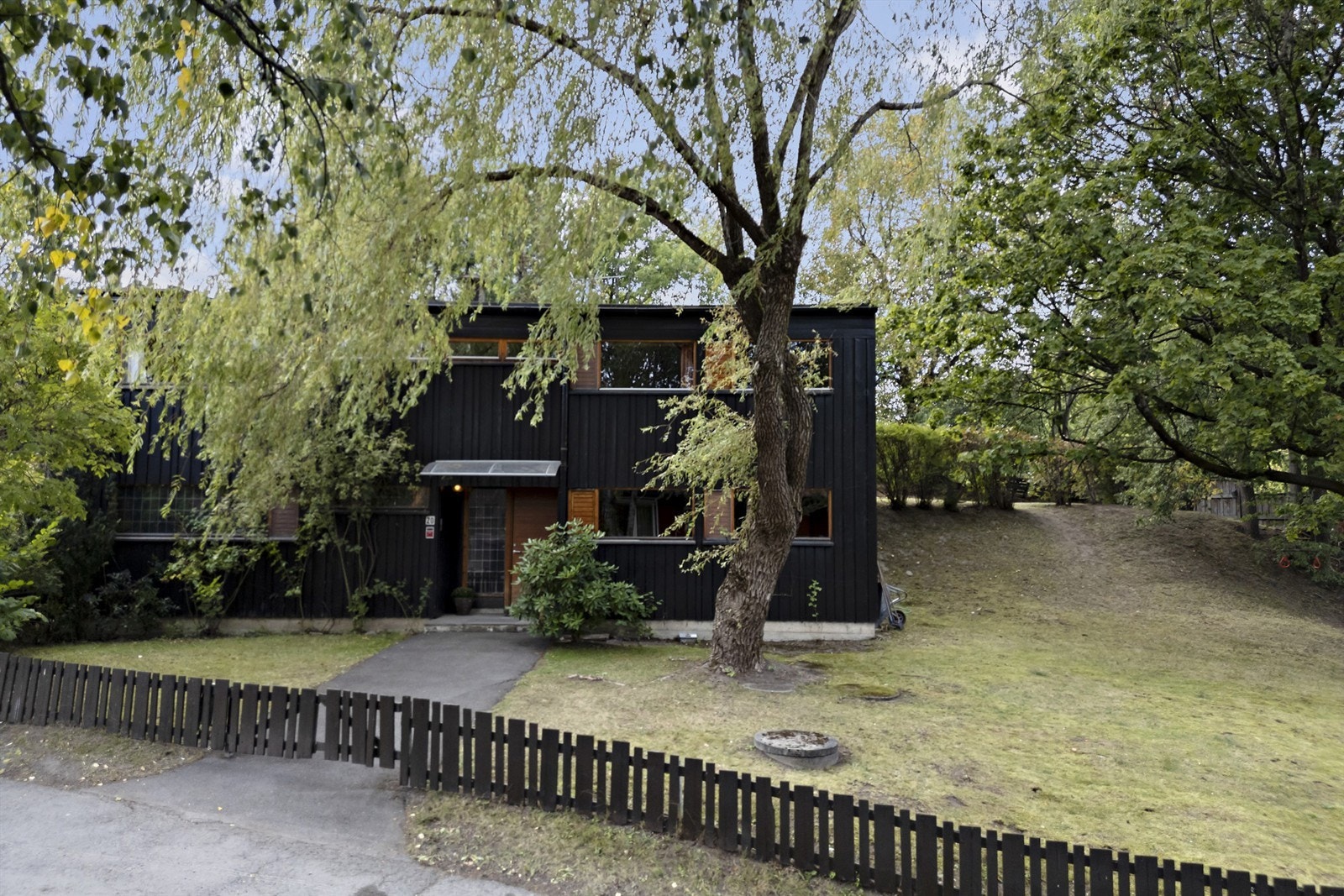 Atriumhus/kjedet enebolig i grønne omgivelser med privat vei i barnevennlige omgivelser. Galleribilde