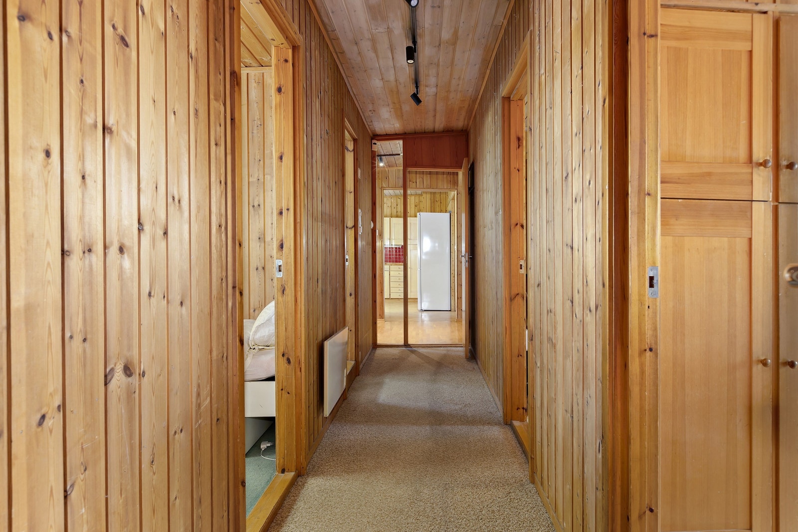 Gang i 1. etage sett fra boden i enden av gangen. Galleribilde