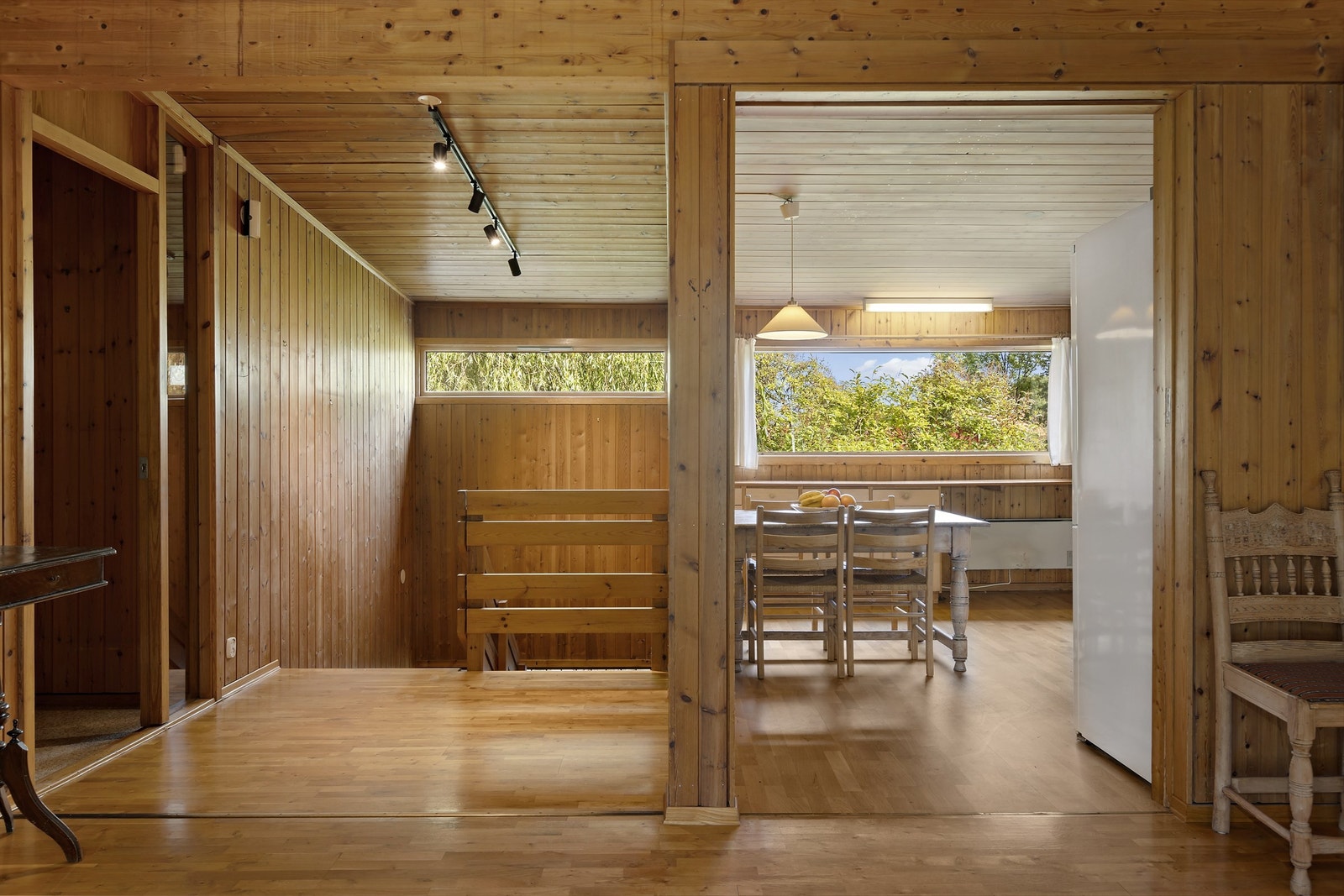 Fra stue til kjøkken og trapp. Her kommer husets flotte linjer frem. Ikke bli overasket om arkitekturinteresserte ringer på døren for å ta en titt. Galleribilde