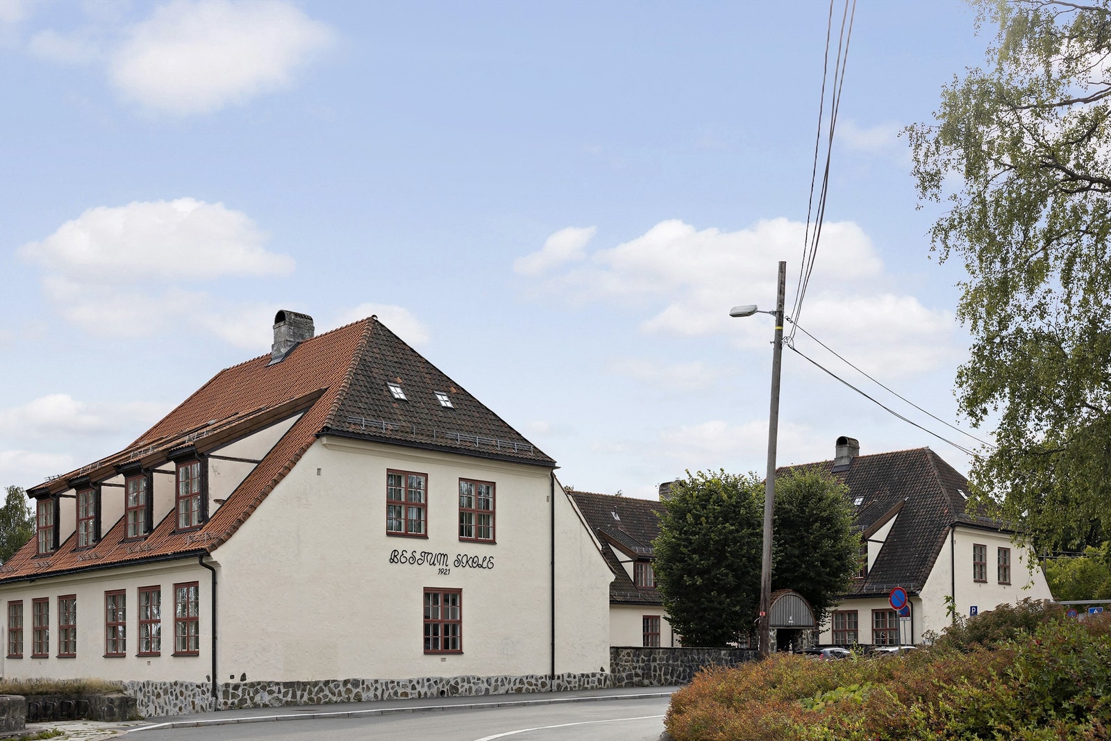 Bestum barneskole og Øraker ungdomsskoler er nærmeste grunnskoler. Galleribilde