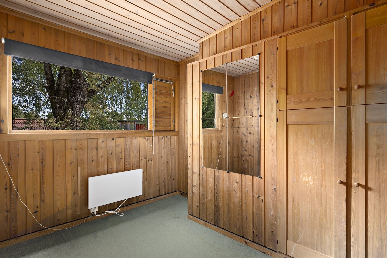 Hjørnesoverom i overetasjen med praktisk skapplass. Galleribilde