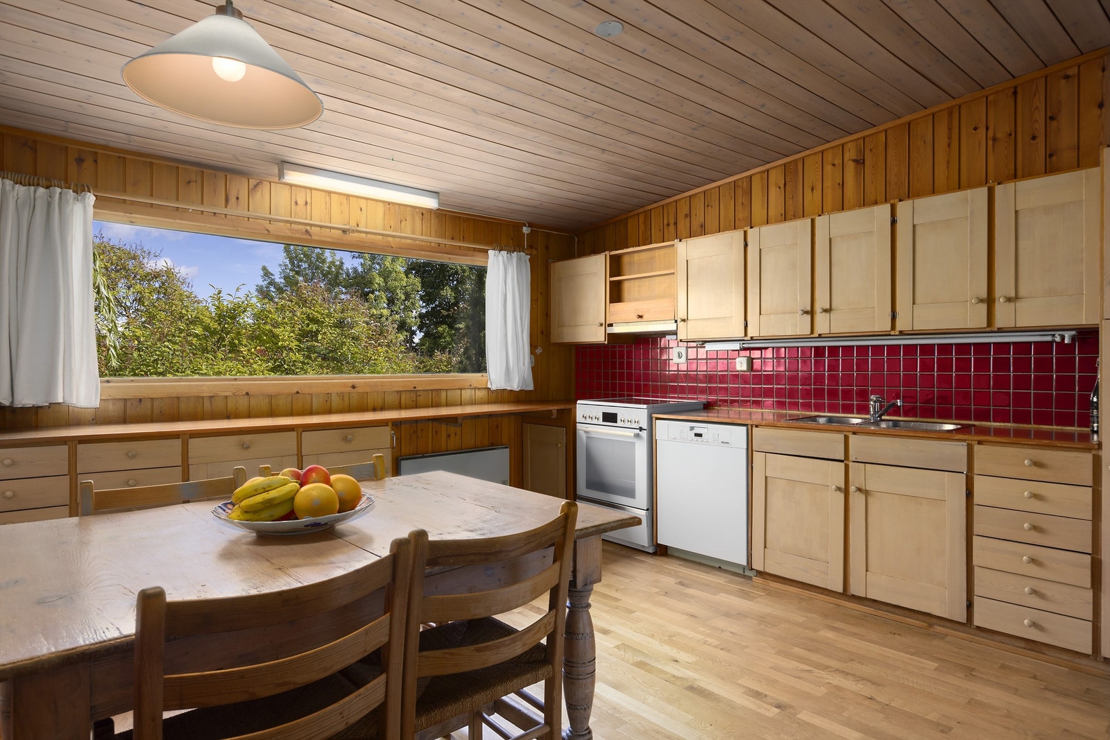 Kjøkken med spiseplass. Her er nydelig soloppgang om morgenene. Galleribilde