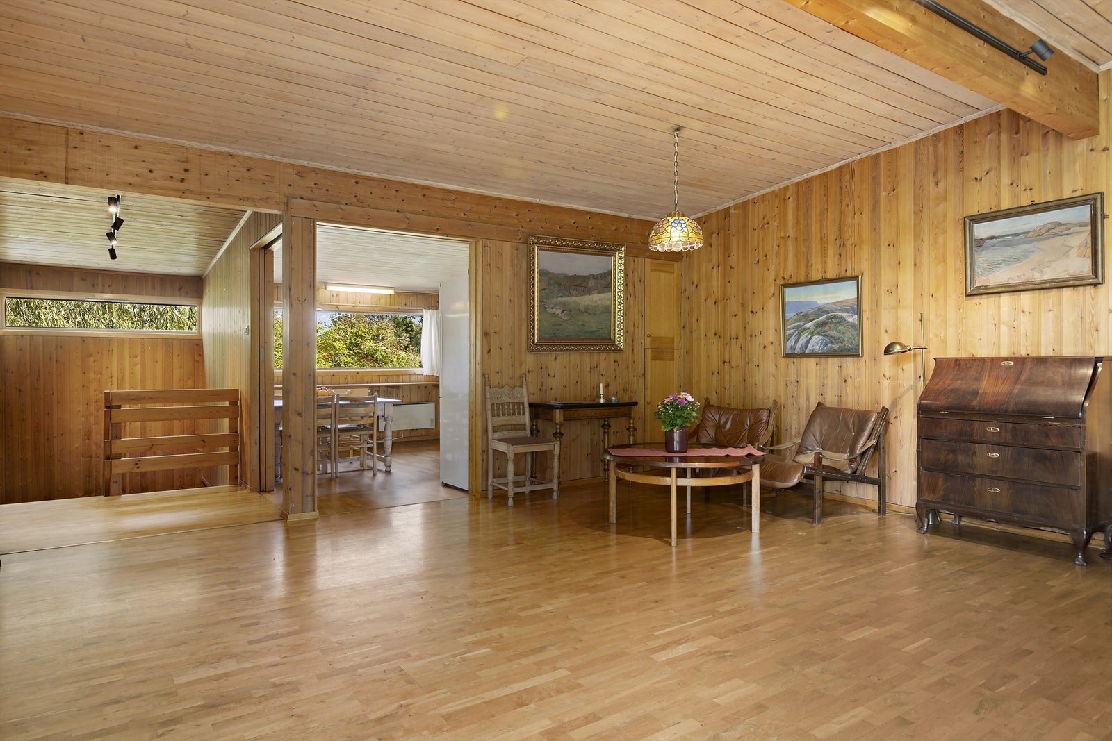 Romslig stue kan skilles fra kjøkken med skyvedører. Praktisk skap til oppbevaring av servise. Galleribilde