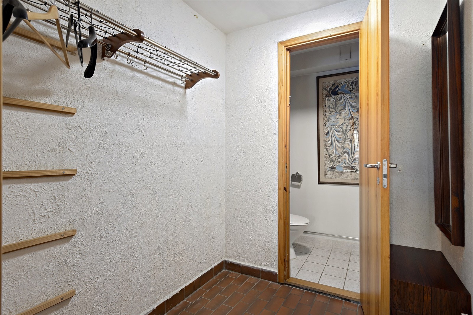 Garderobe og gjestetoalett. Galleribilde