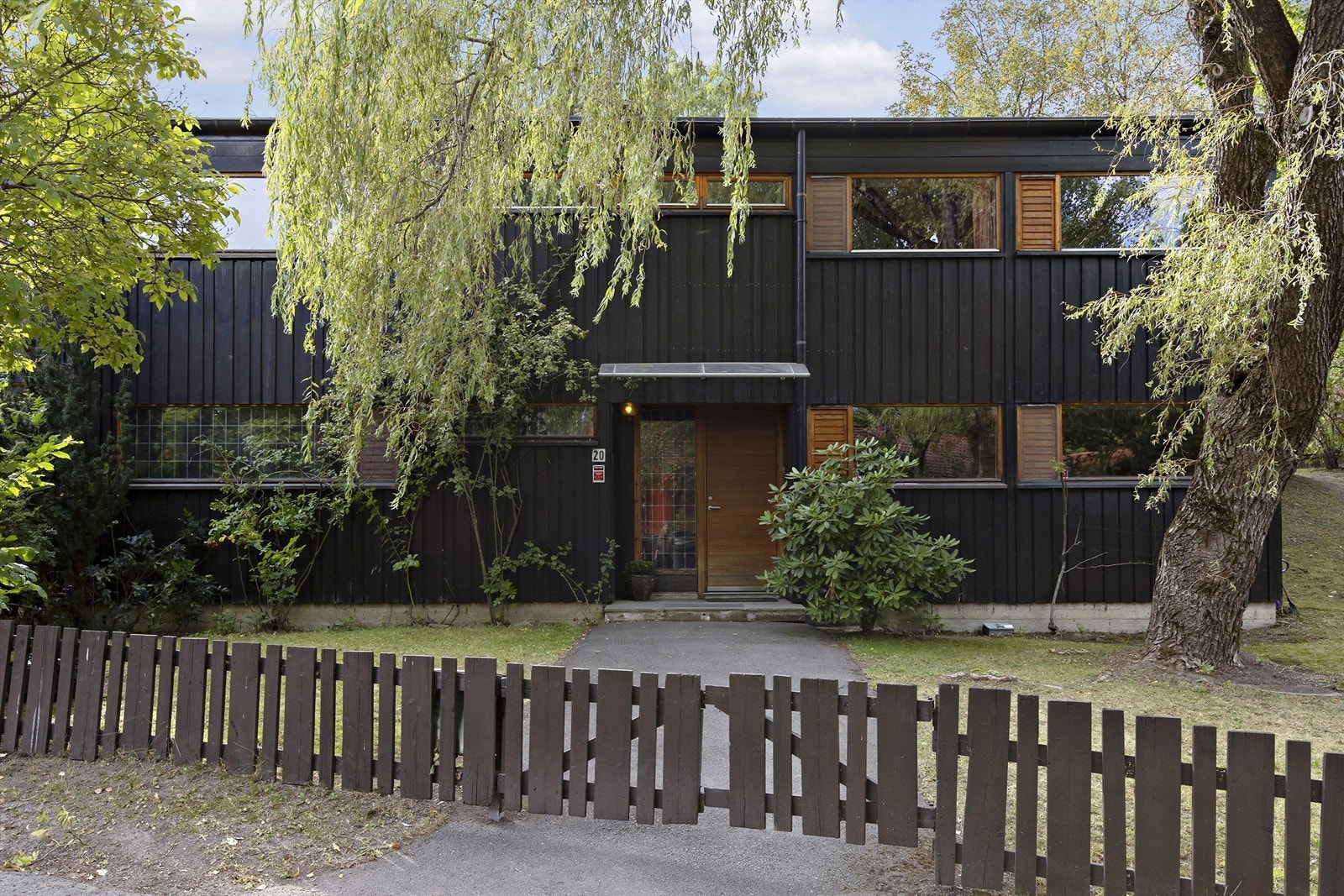 Velkommen til en unik bolig med privat vei, i grønne og barnevennlige omgivelser. Galleribilde