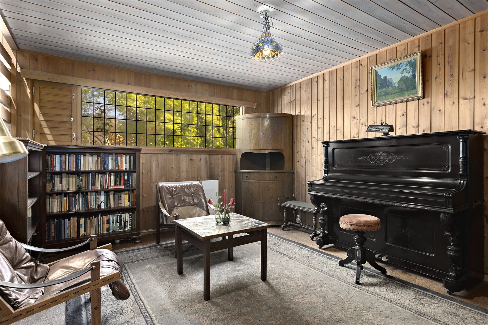 Stue i underetasjen med blyvinduer og god plass til sosialt samvær eller stille lesing. Galleribilde