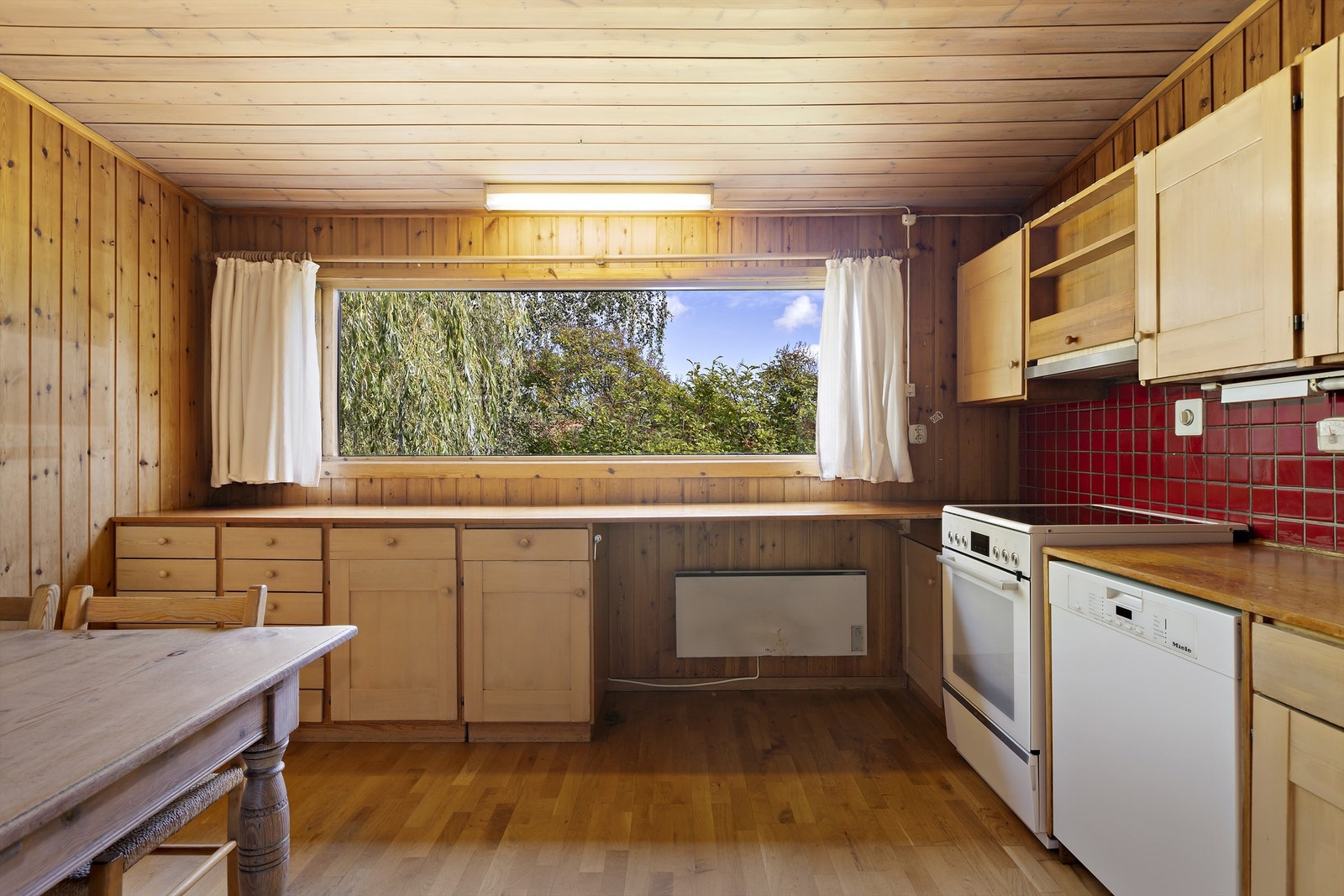 Kjøkkenet med spiseplass. Her er det stort potensiale til å finne drømmeløsningen. Galleribilde