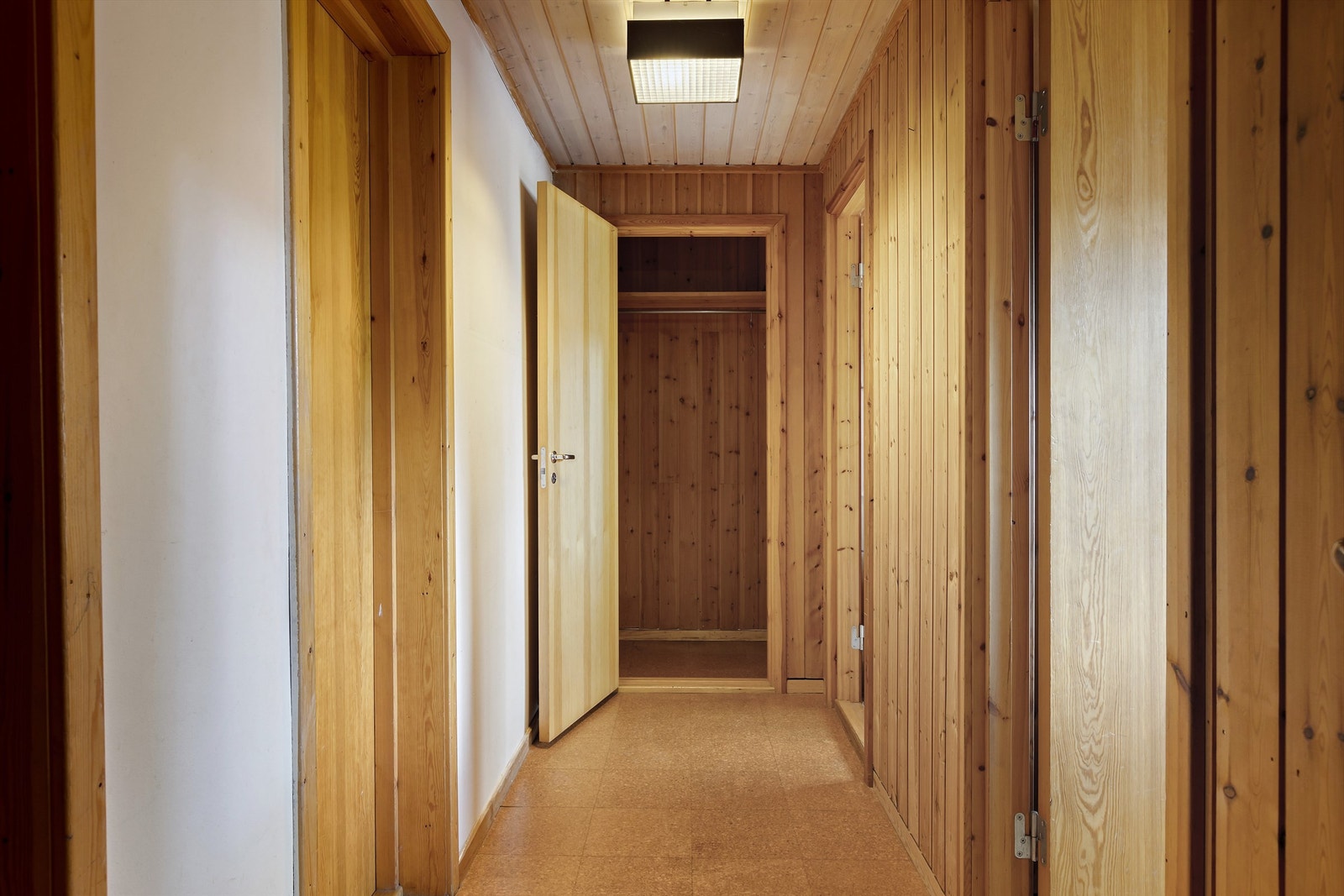 Gang til bad, soverom og sikringsrom i underetasje. Denne delen kan gjøres om til utleiedel. Galleribilde