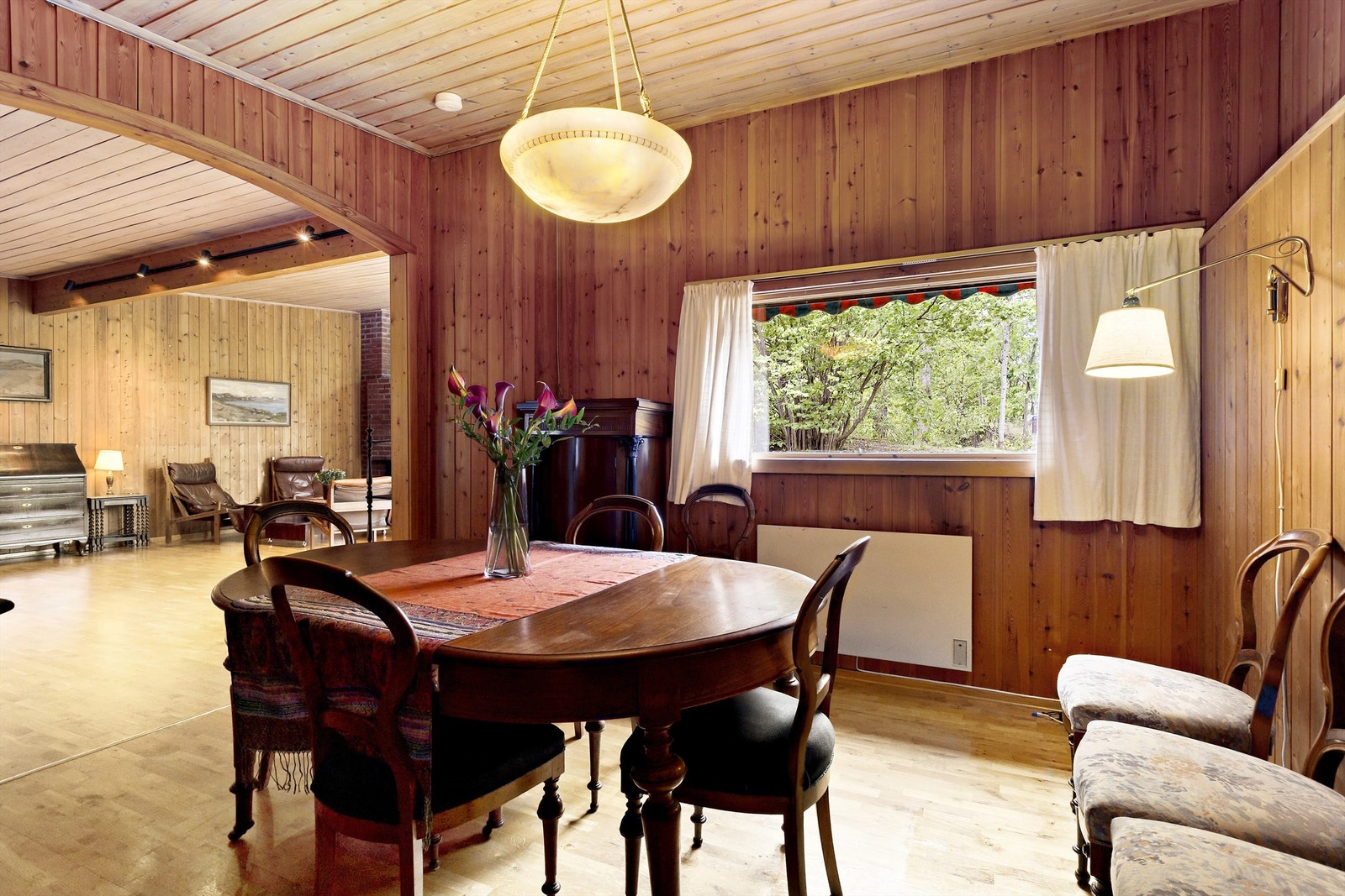 Spisestue med skjult belysning i fondvegg. Mulig å tette vegg og lage ekstra tv/soverom. Galleribilde