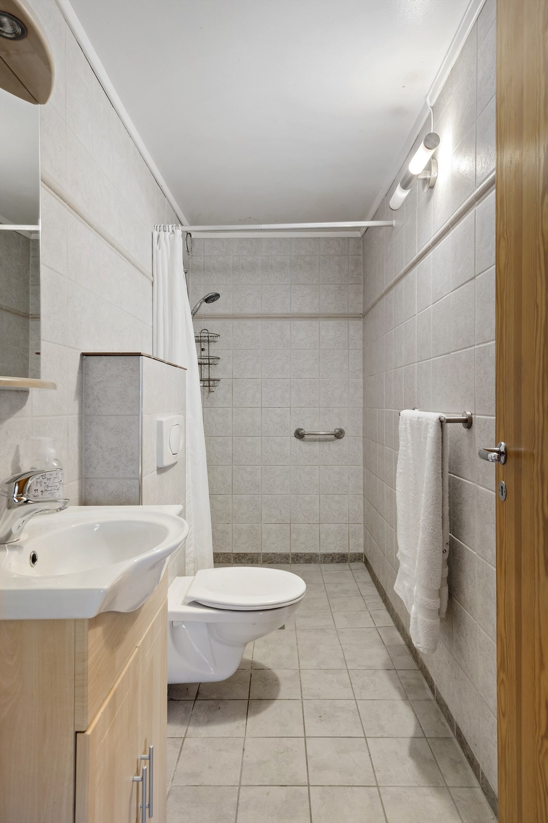 Bad i underetasjen har varmekabler. Praktisk med ekstra bad hvis man lager utleiedel. Galleribilde