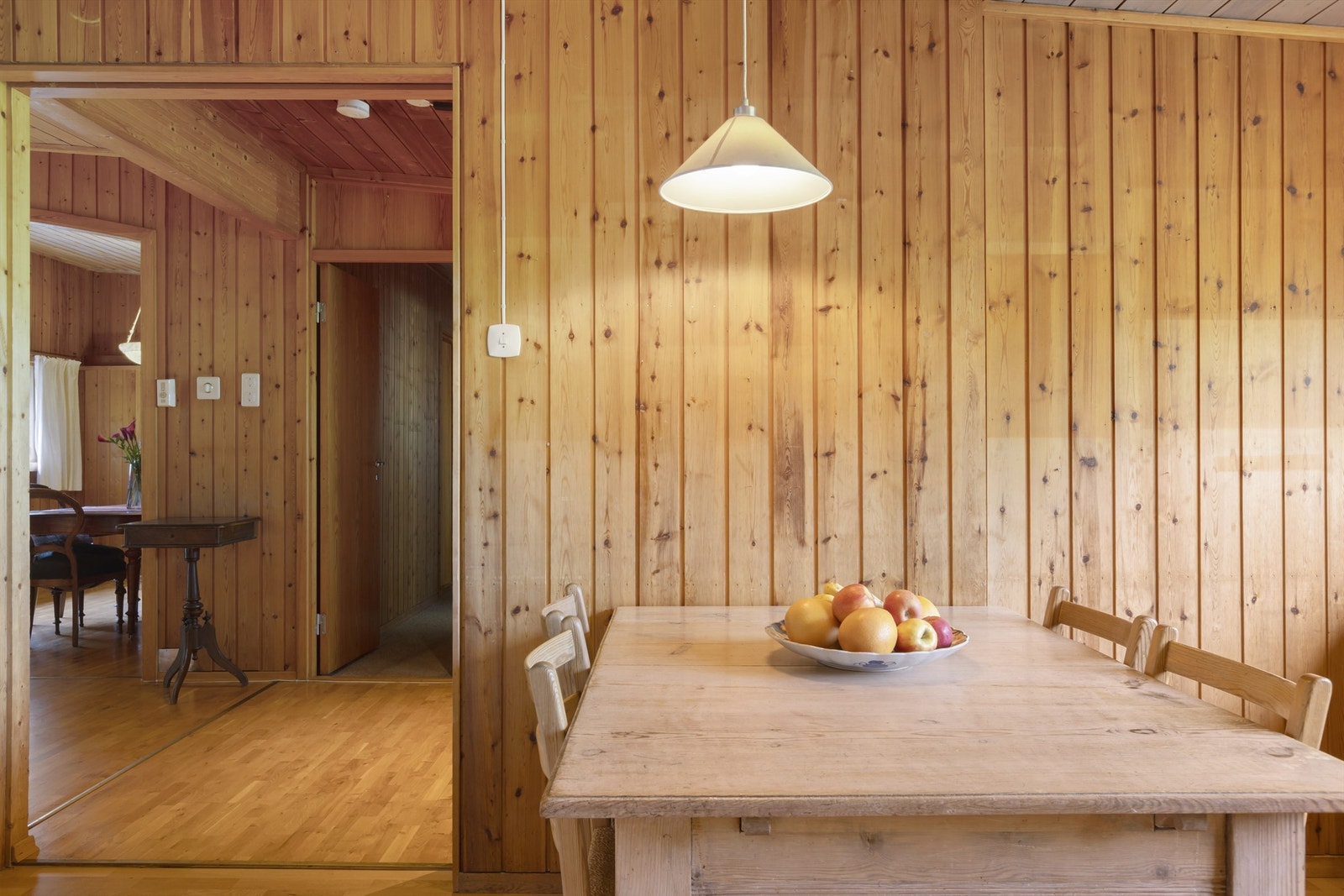 Kjøkken med spiseplass. Kan lukkes med innebygde skyvedører. Galleribilde