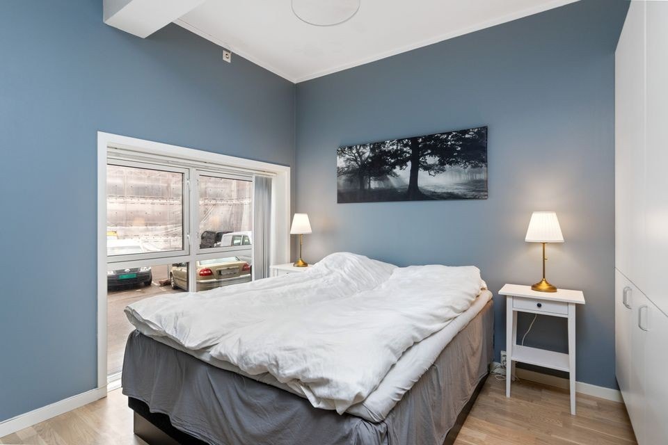 Soverommet fremstår som lyst og romslig. God plass til dobbeltseng. Garderobeskap medfølger Galleribilde