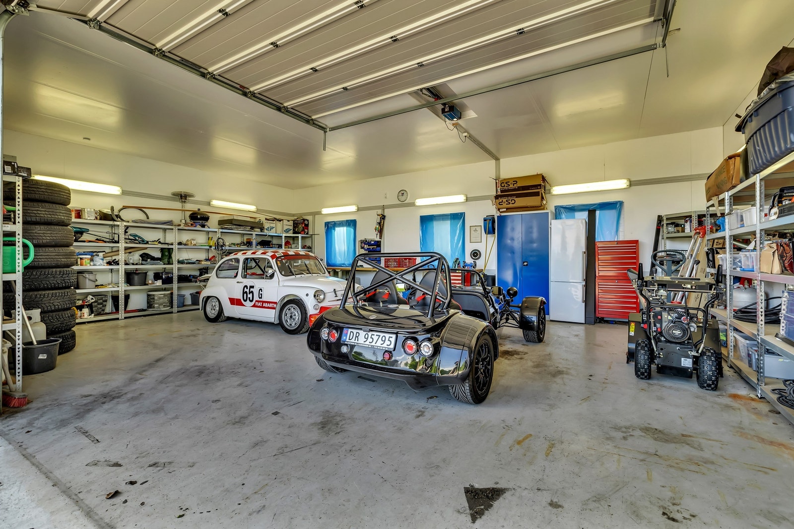 Garasje - Perfekt for motorentusiasten! Garasjen er isolert og det er montert varmepumpe for oppvarming Galleribilde