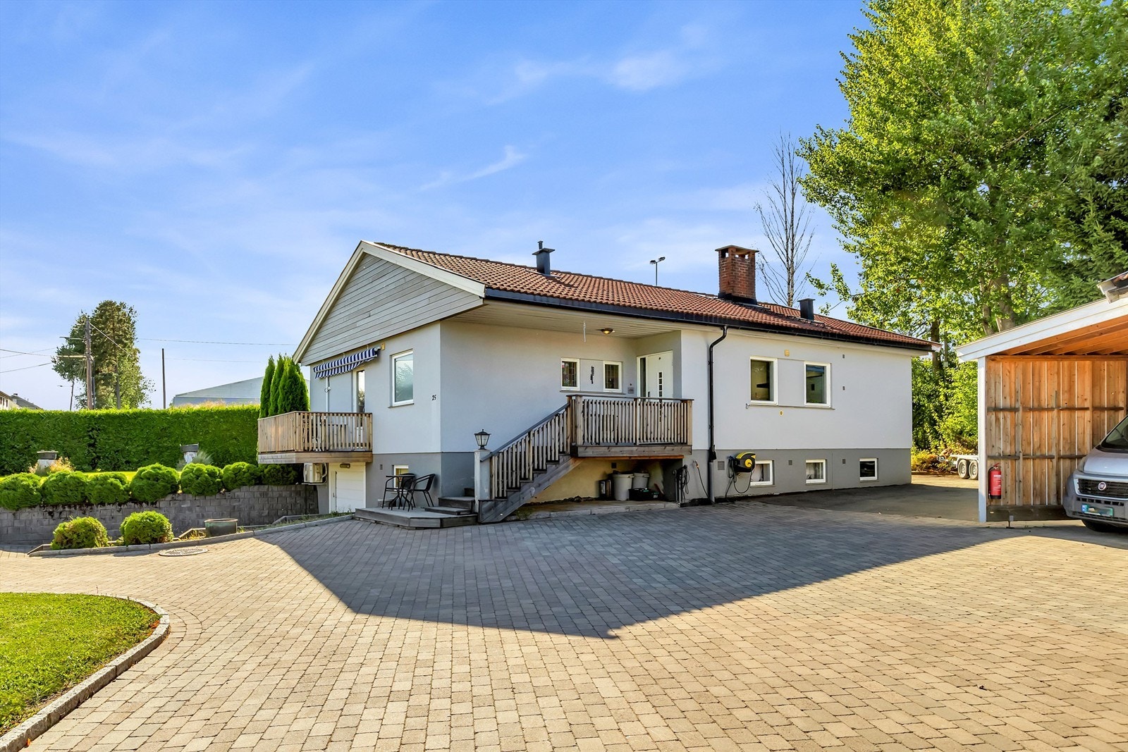 Steinsatt gårdsplass Galleribilde