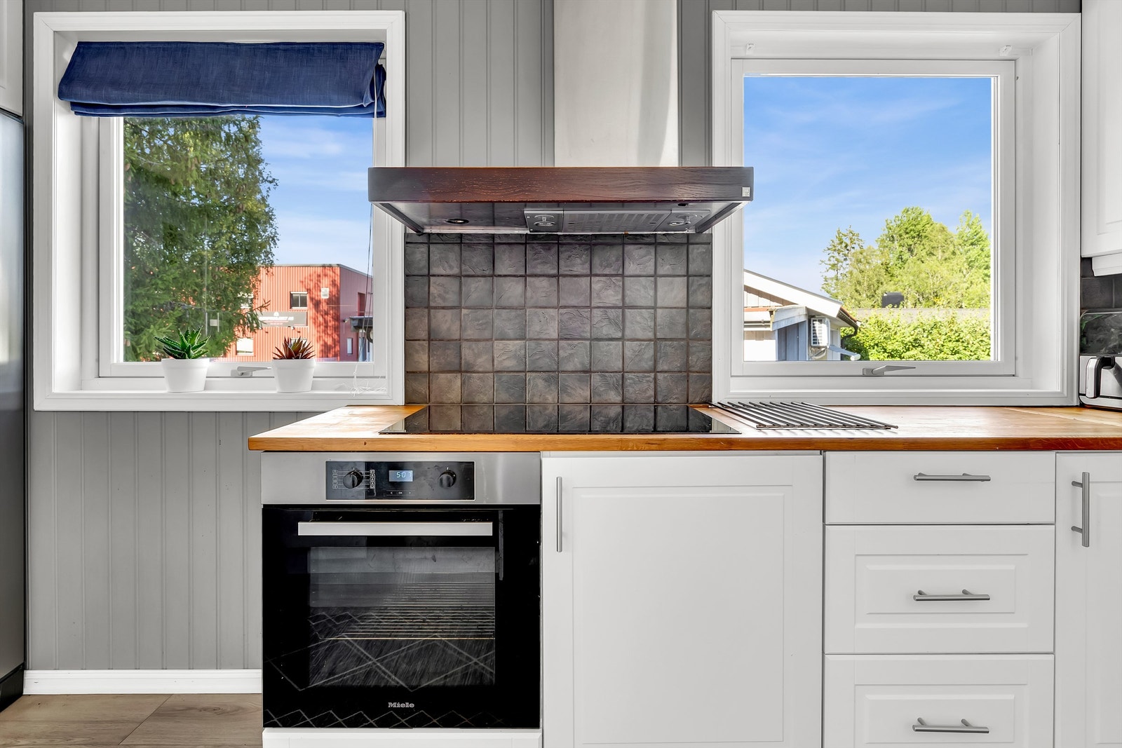 Integrerte hvitevarer som stekeovn, koketopp Galleribilde