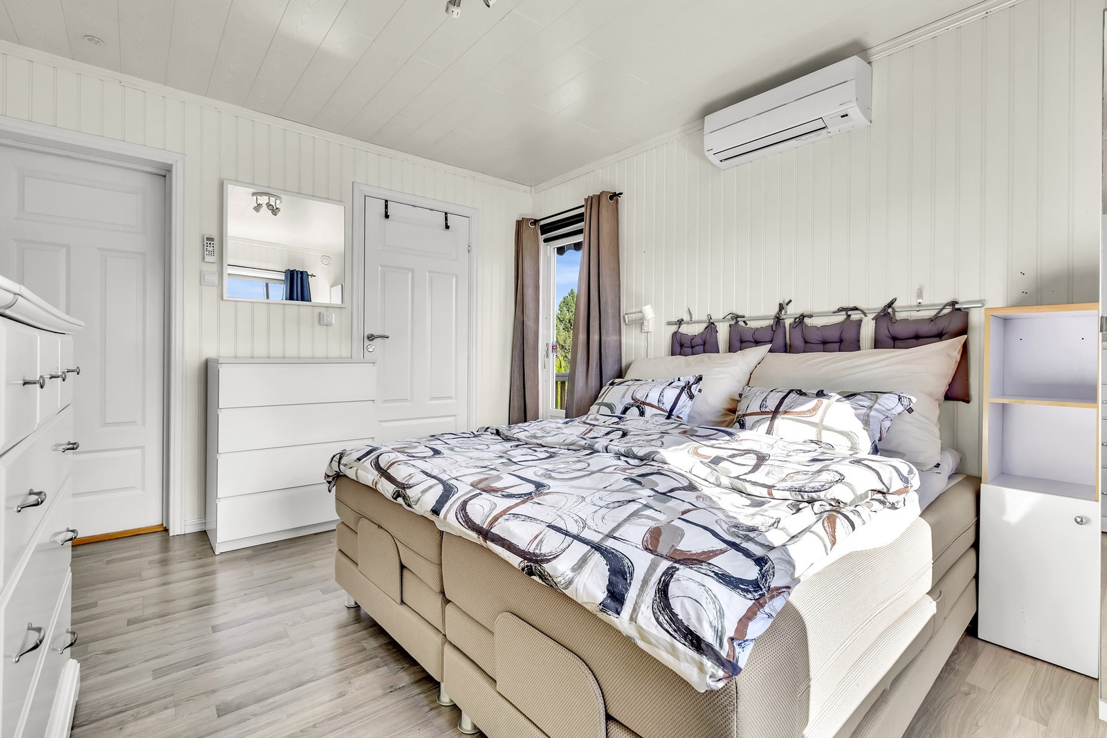 Soverom 1 har bad en suite og utgang til balkong Galleribilde