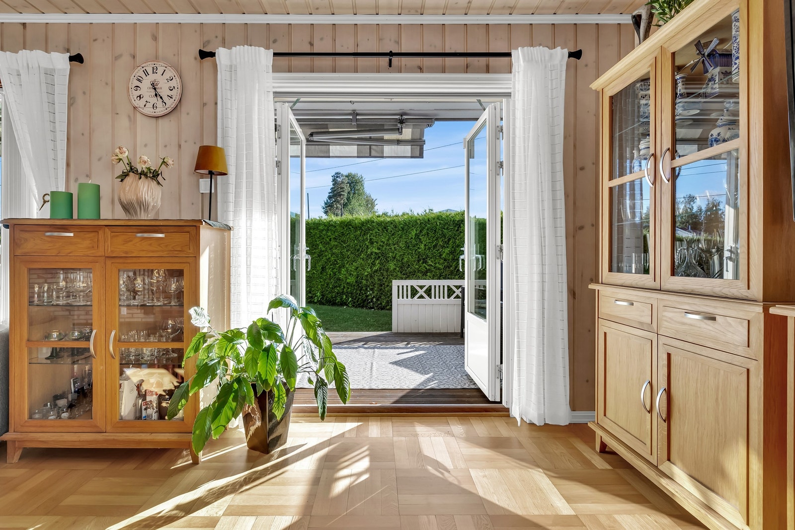 Utgang til terrassen fra stuen Galleribilde