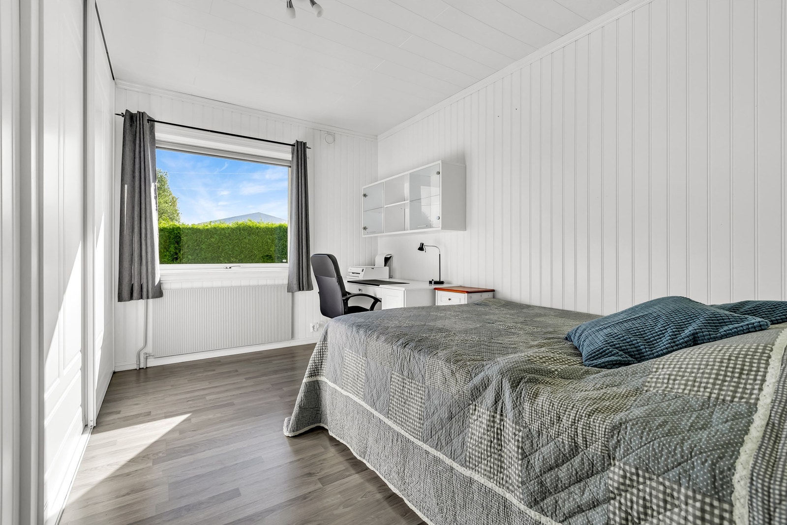 Soverom 2 med skyvedørsgarderobe Galleribilde