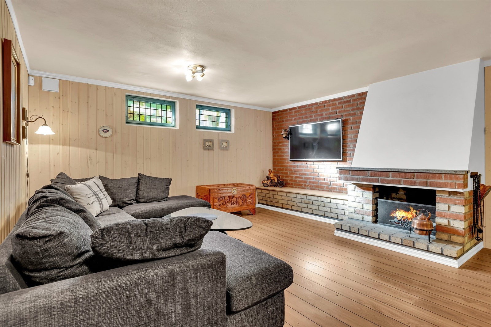 Kjellerstue med peis Galleribilde