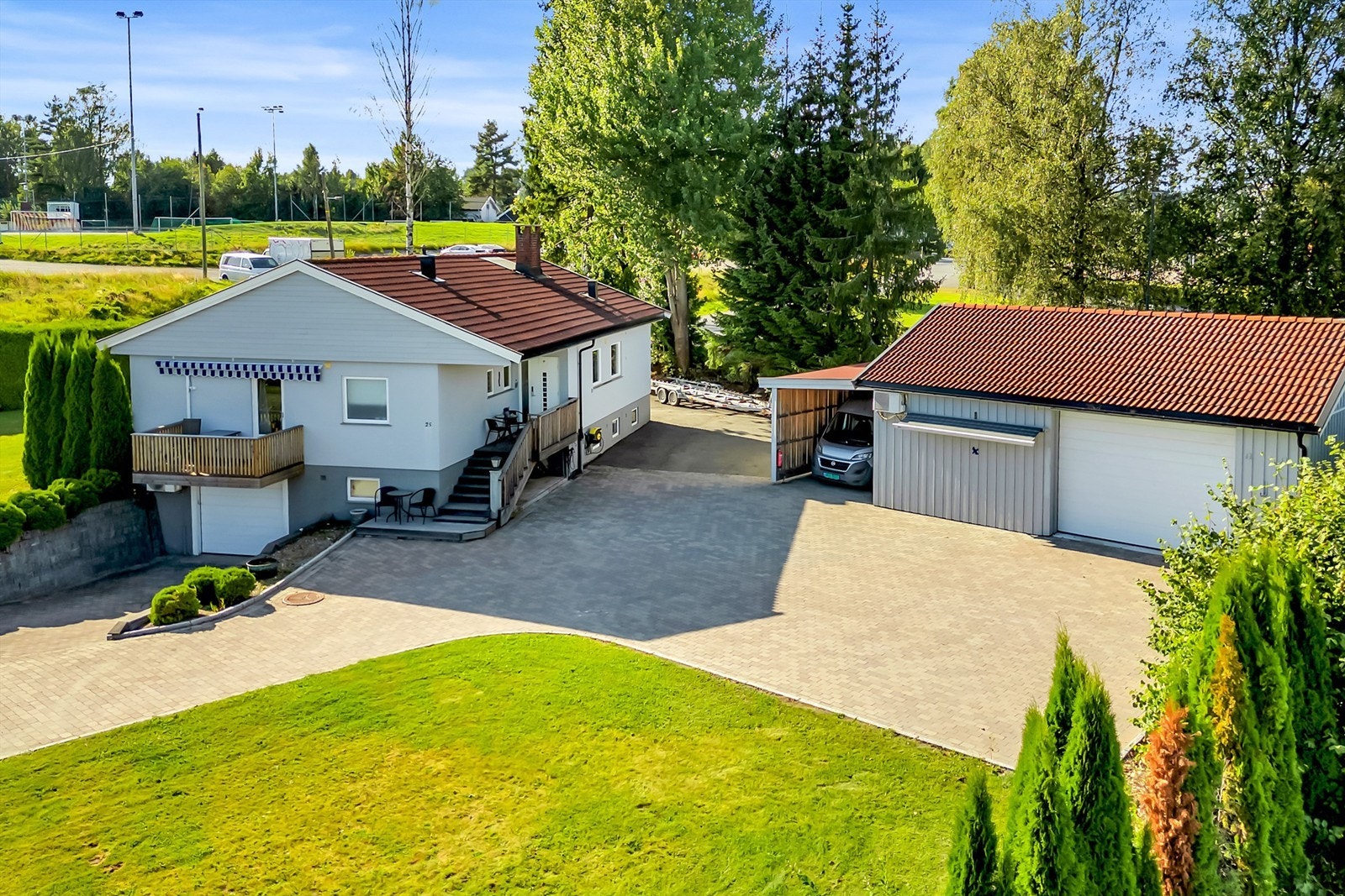 Eiendomsmegler Krogsveen v/Christian Blenne Lien ønsker velkommen til Steinbråteveien 25 Galleribilde